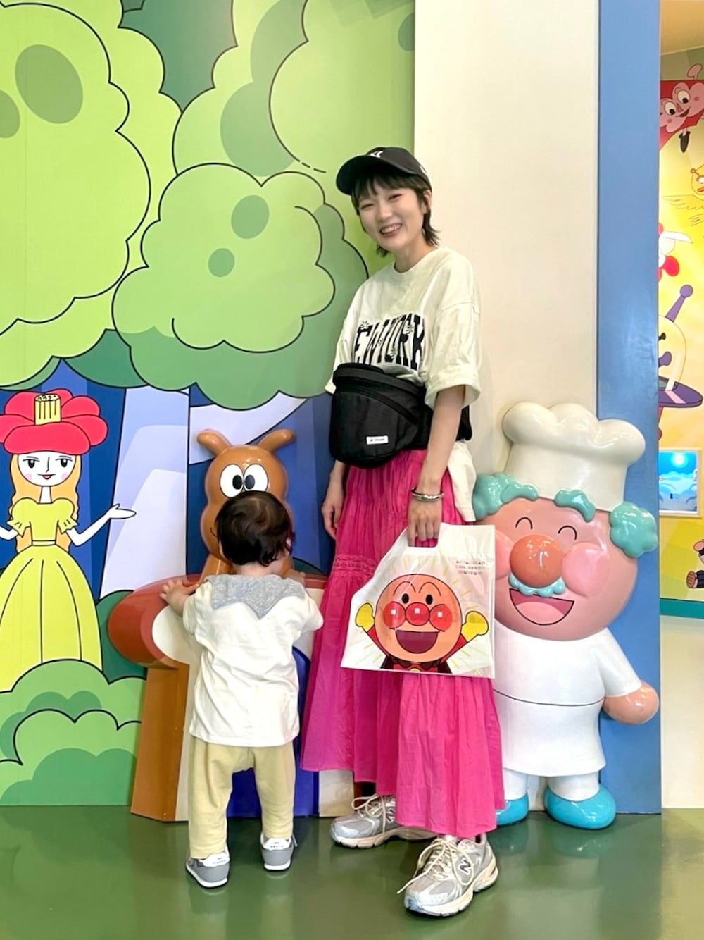 「春服コーデ、夏コーデ、春夏コーデ、白Tシャツ、スカート、カラーコーデ、ピンク、キャップ、スニーカー、スニーカーコーデ、ロングスカート、ユニクロ、ママコーデ、ママファッション」｜「w closetのシャーリングレース切替スカート（スカート、ピンク系）」を使った、マチルダ さん（レディース・156cm）の春コーディネートの1枚目の写真
