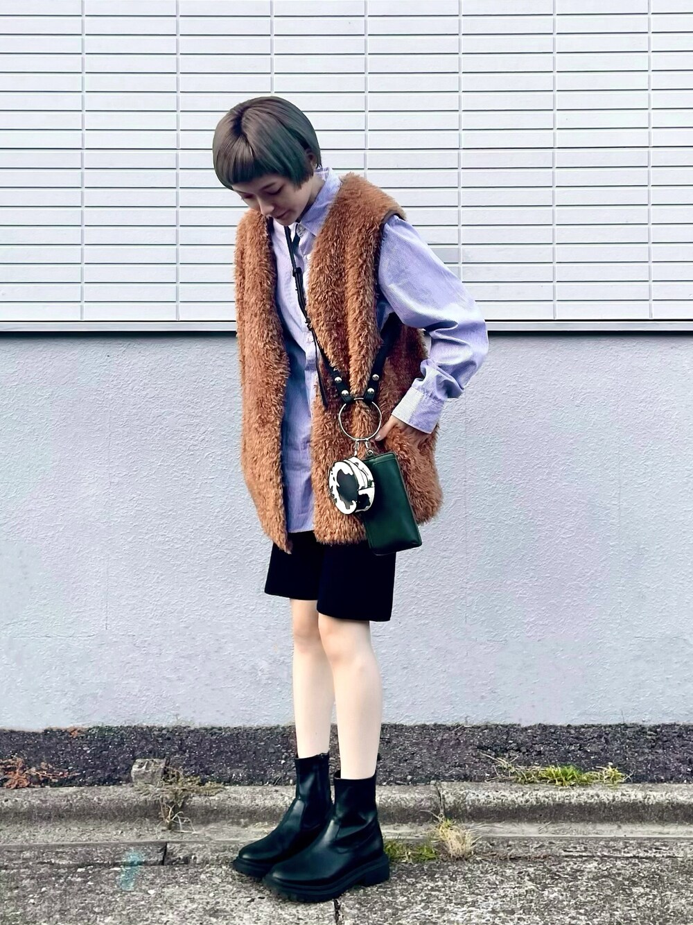 「オトナカジュアル、シンプルコーデ、秋のコーデ、カジュアル、ユニクロ、GU、ベスト、ベスト×シャツ、ボアベスト、ハーフパンツ、ストライプシャツ」｜「Kastaneのアイテム（その他アウター、ブラウン系）」を使った、マチルダ さん（レディース・156cm）の秋コーディネートの1枚目の写真