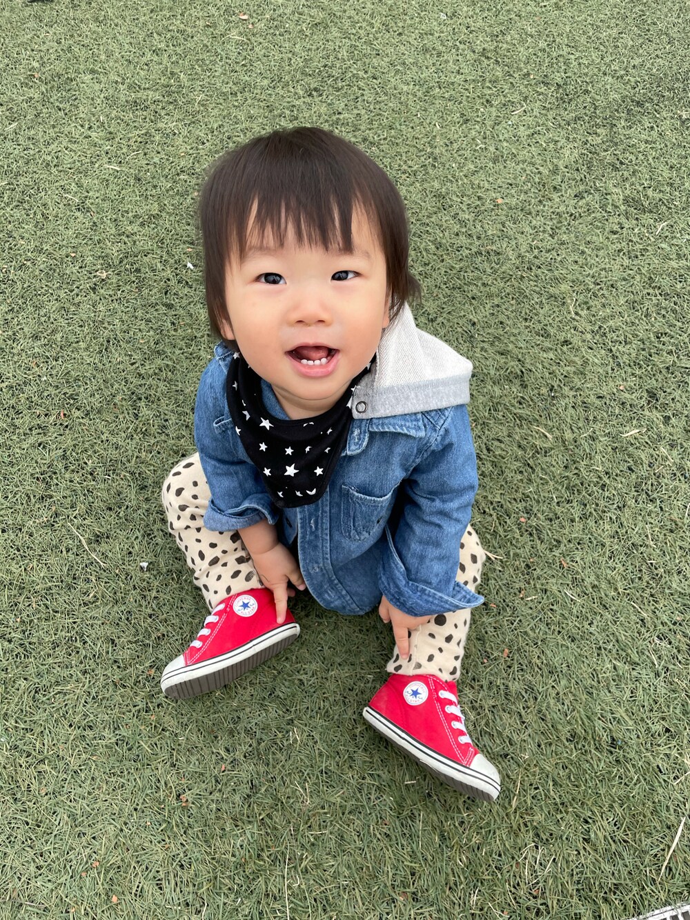 「休日コーデ、秋コーデ、おとこのこ、スニーカー、converse、むすこーで、Branshes、1歳」｜「BRANSHESのフード付き長袖デニムシャツ（シャツ/ブラウス、ブルー系）」を使った、®︎etasさん（キッズ・80cm）の秋コーディネートの1枚目の写真