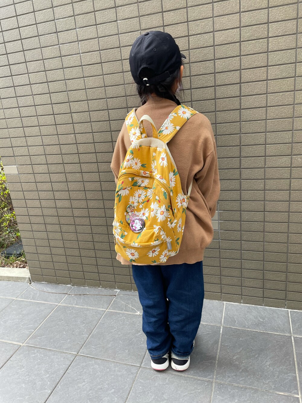 「休日コーデ、キッズファッション、おしゃれさんと繋がりたい、デニムパンツ、オーバーサイズ、むすめ服」｜「adidasの【adidas】96 BOS V-3ST SM CAP BOYS / 【アディダス】ボーイズ　キャップ　オーバーライド（キャップ、ブラック系）」を使った、®︎etasさん（キッズ・120cm）の秋コーディネートの1枚目の写真