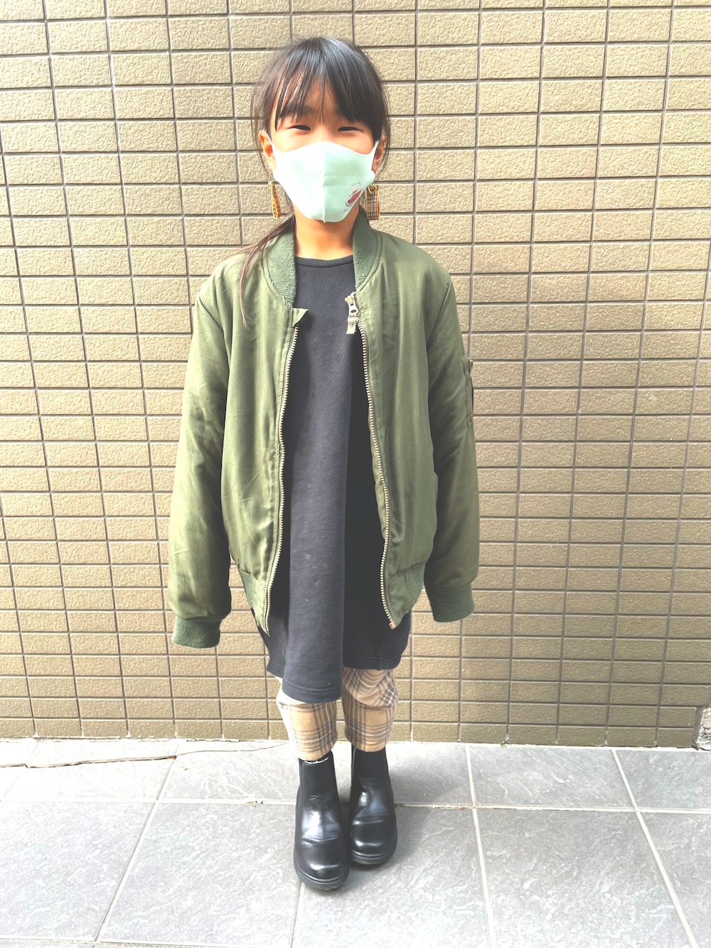 「キッズコーデ、おんなのこ、カジュアルコーデ、ゆるコーデ、おしゃれさんと繋がりたい、キッズファッション、小学生コーデ、チェックパンツ」｜「西松屋のアイテム（ジャケット/アウター、グリーン系）」を使った、®︎etasさん（キッズ・120cm）の冬コーディネートの1枚目の写真