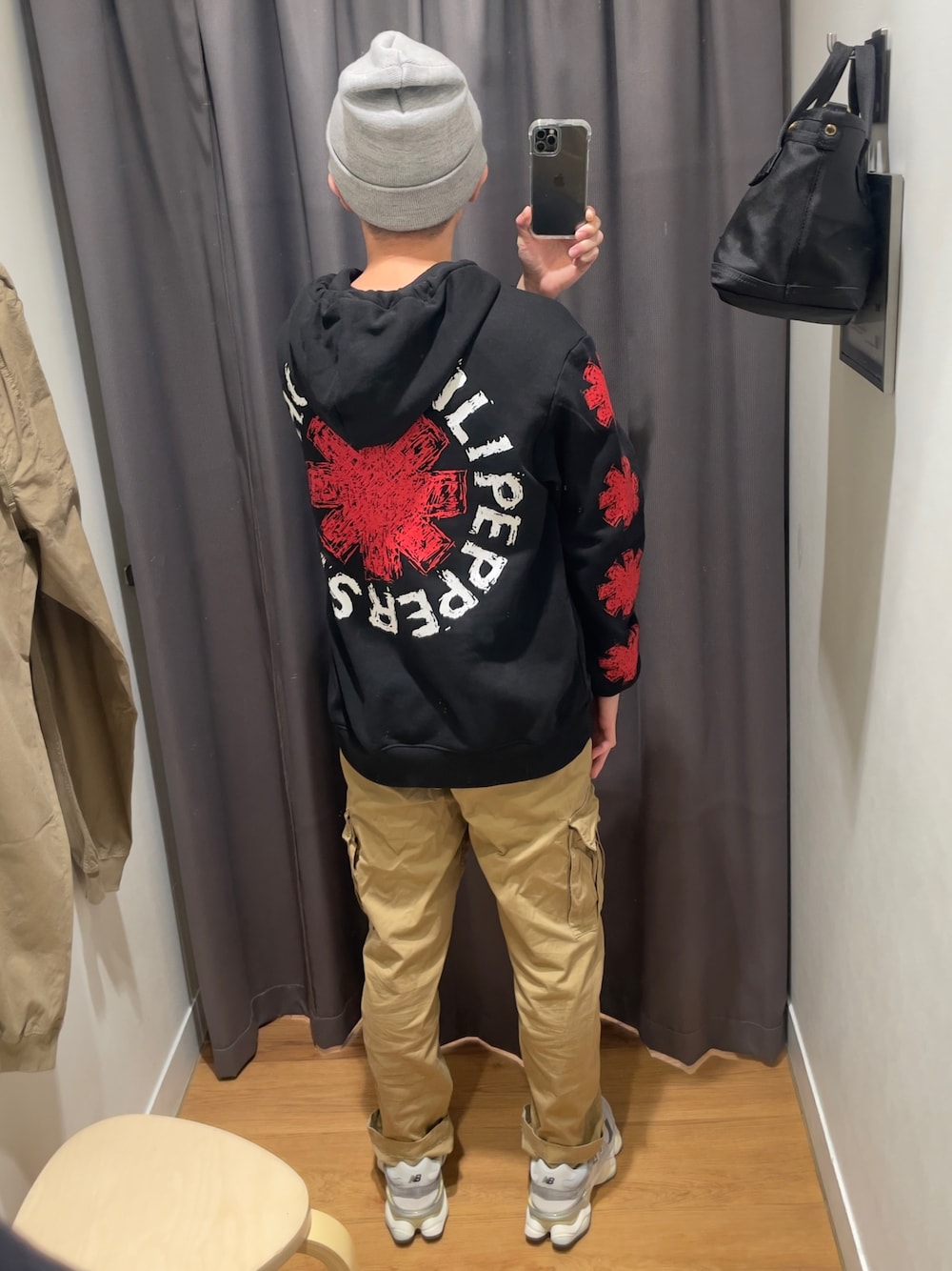 「ニューバランス、Taiwan、Taichung、NB、nbtw、u9060gry、RED HOT CHILI PEPPERS、UNIQLO、PORTER、CARGO PANT、New Balance」｜「UNIQLOのアイテム（チノパンツ、ベージュ系）」を使った、BryantCiouさん（メンズ・168cm）の冬コーディネートの1枚目の写真