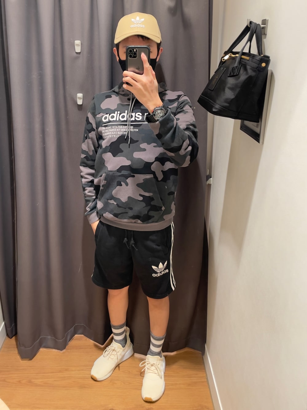 「Taiwan、Taichung、adidas、adidas originals、Adidas NEO、camo、PORTER、G-SHOCK、NMDR1、stance socks、アディダスオリジナルス、アディダス、impossibleisnothing、thebrandwiththethreestripes、onlythebestfortheathlete」｜「PORTERのアイテム（トートバッグ、ブラック系）」を使った、BryantCiouさん（メンズ・168cm）の冬コーディネートの1枚目の写真