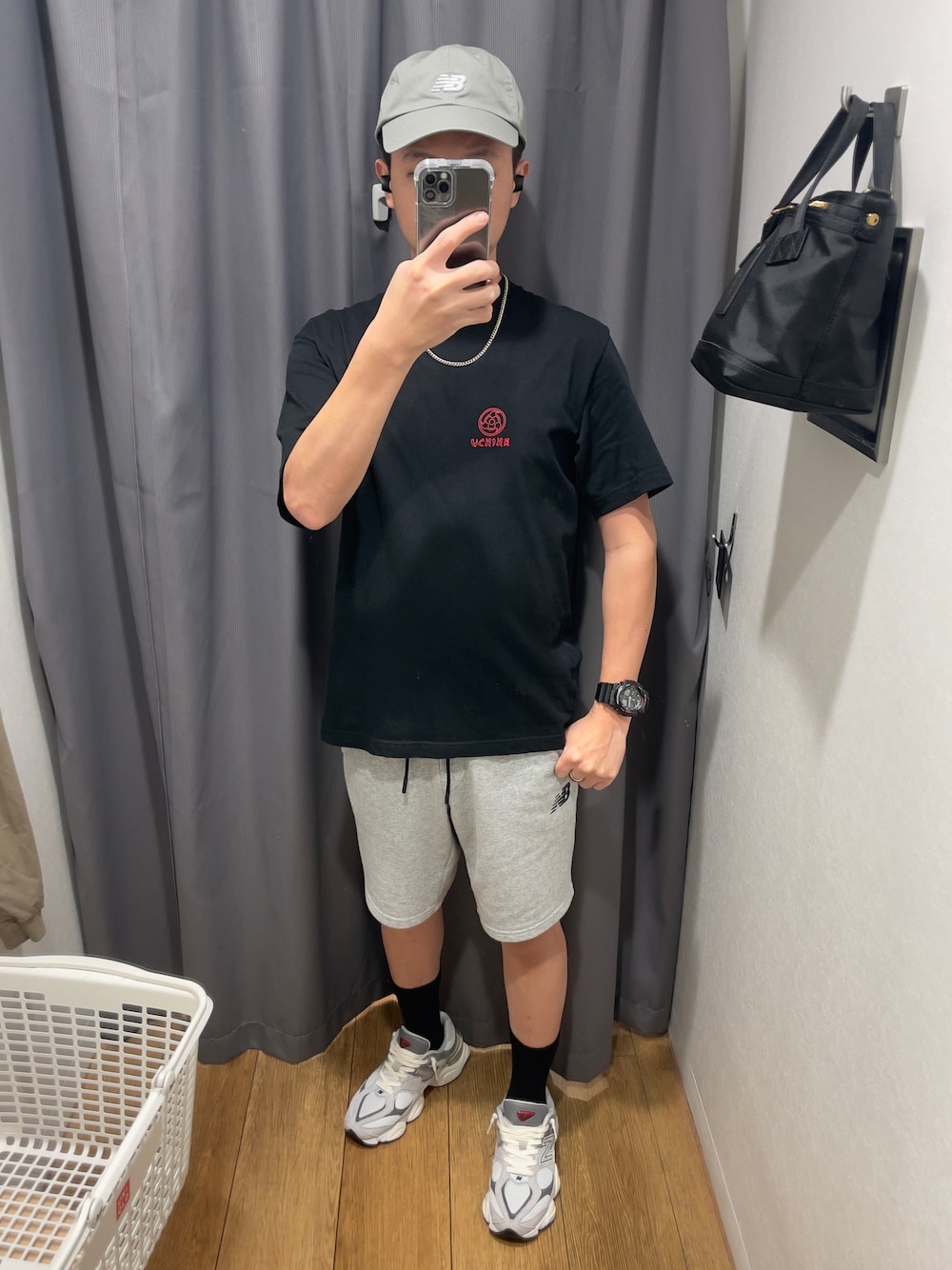 「ニューバランス、Taiwan、Taichung、PORTER、G-SHOCK、GU、kaws、naruto shippuden、u9060gry、New Balance、ＮＢ、CASIO、nbtw」｜「GUのアイテム（Tシャツ/カットソー、ブラック系）」を使った、BryantCiouさん（メンズ・168cm）の秋コーディネートの1枚目の写真