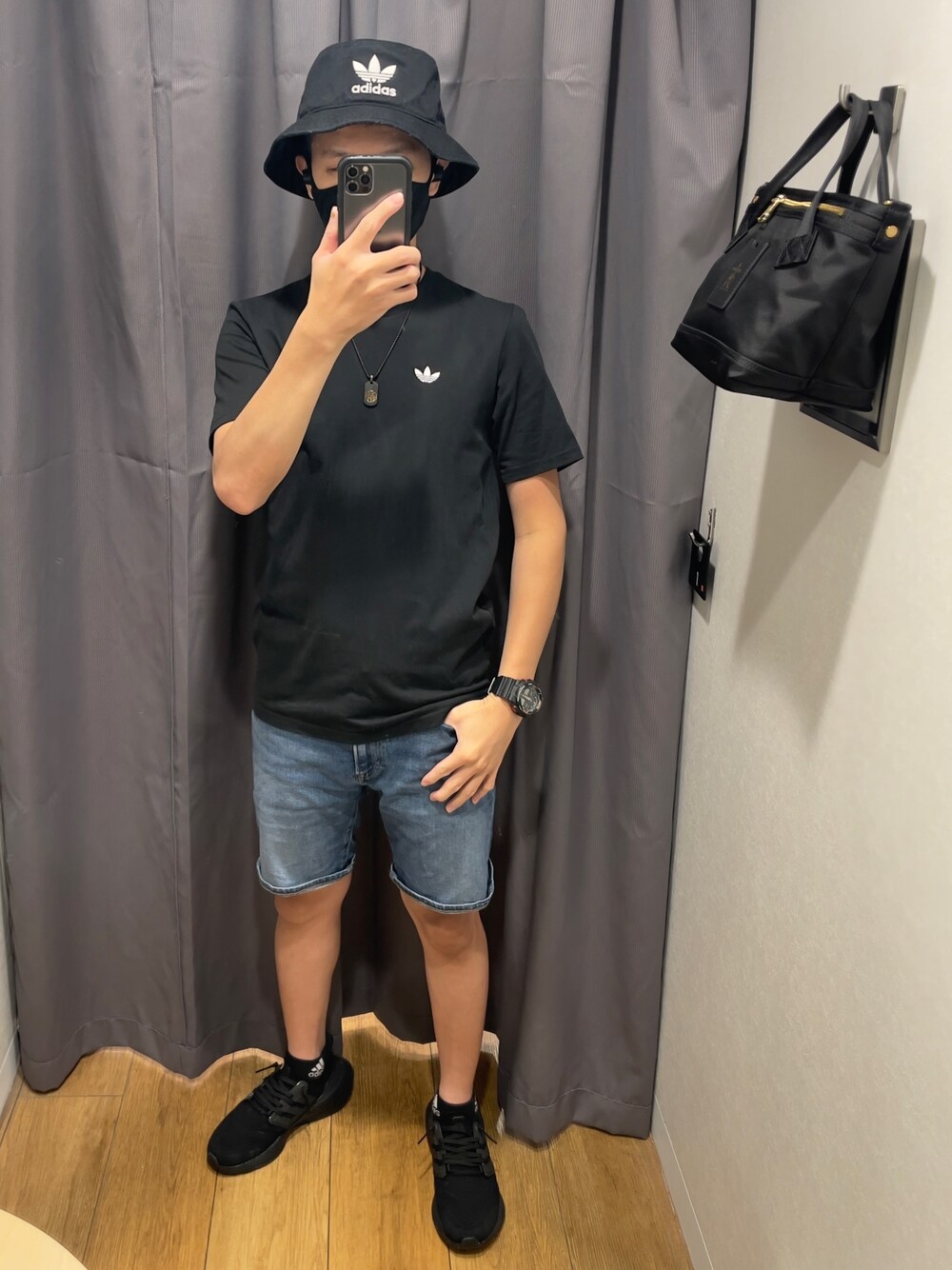 「Taiwan、Taichung、アディダスオリジナルス、アディダス、adidas、adidas originals、PORTER、UNIQLO、CASIO、G-SHOCK、ultraboost、tripleblack、thebrandwiththethreestripes、onlythebestfortheathlete、impossibleisnothing」｜「adidas Originalsのアイテム（ハット、ブラック系）」を使った、BryantCiouさん（メンズ・168cm）の秋コーディネートの1枚目の写真