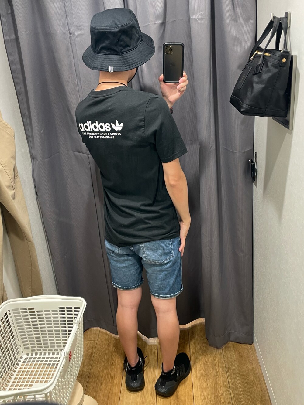 「Taiwan、Taichung、thebrandwiththethreestripes、adidas、adidas originals、PORTER、UNIQLO、ultraboost、onlythebestfortheathlete、impossibleisnothing、アディダスオリジナルス、アディダス、primeknit、tripleblack、jeans」｜「adidas Originalsのアイテム（ハット、ブラック系）」を使った、BryantCiouさん（メンズ・168cm）の秋コーディネートの1枚目の写真