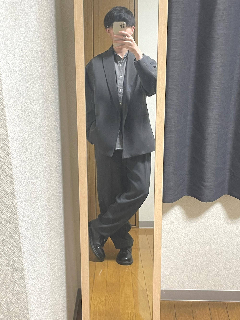 グレー系のセットアップ、グレー系のシャツ/ブラウス、ブラック系のドレスシューズを着用したメンズの春コーディネートの1枚目の写真