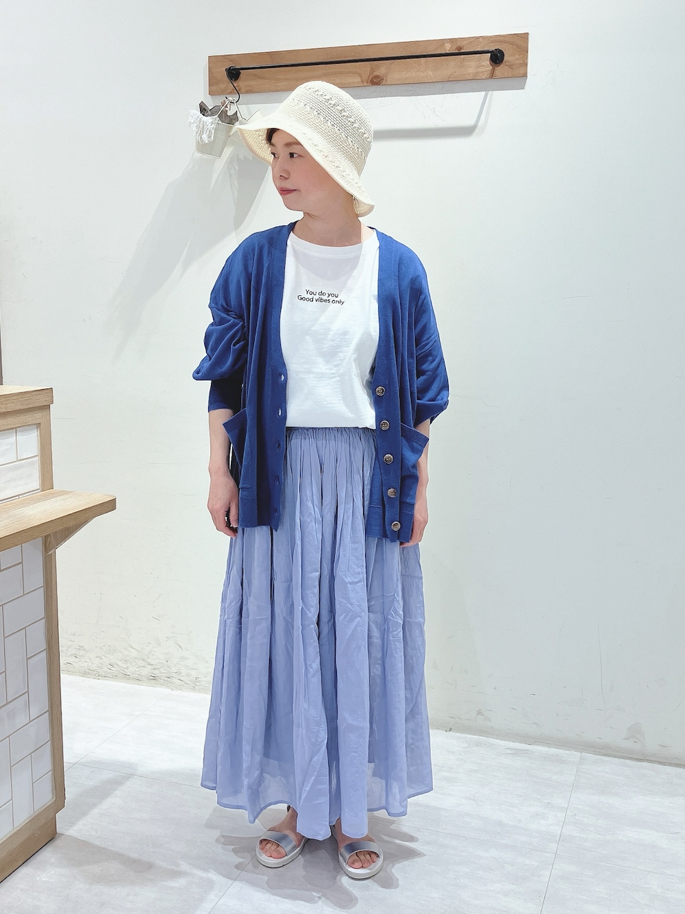 ブルー系のカーディガン/ボレロ、ブルー系のパンツ、ホワイト系のTシャツ/カットソーを着用したレディースの春コーディネートの1枚目の写真