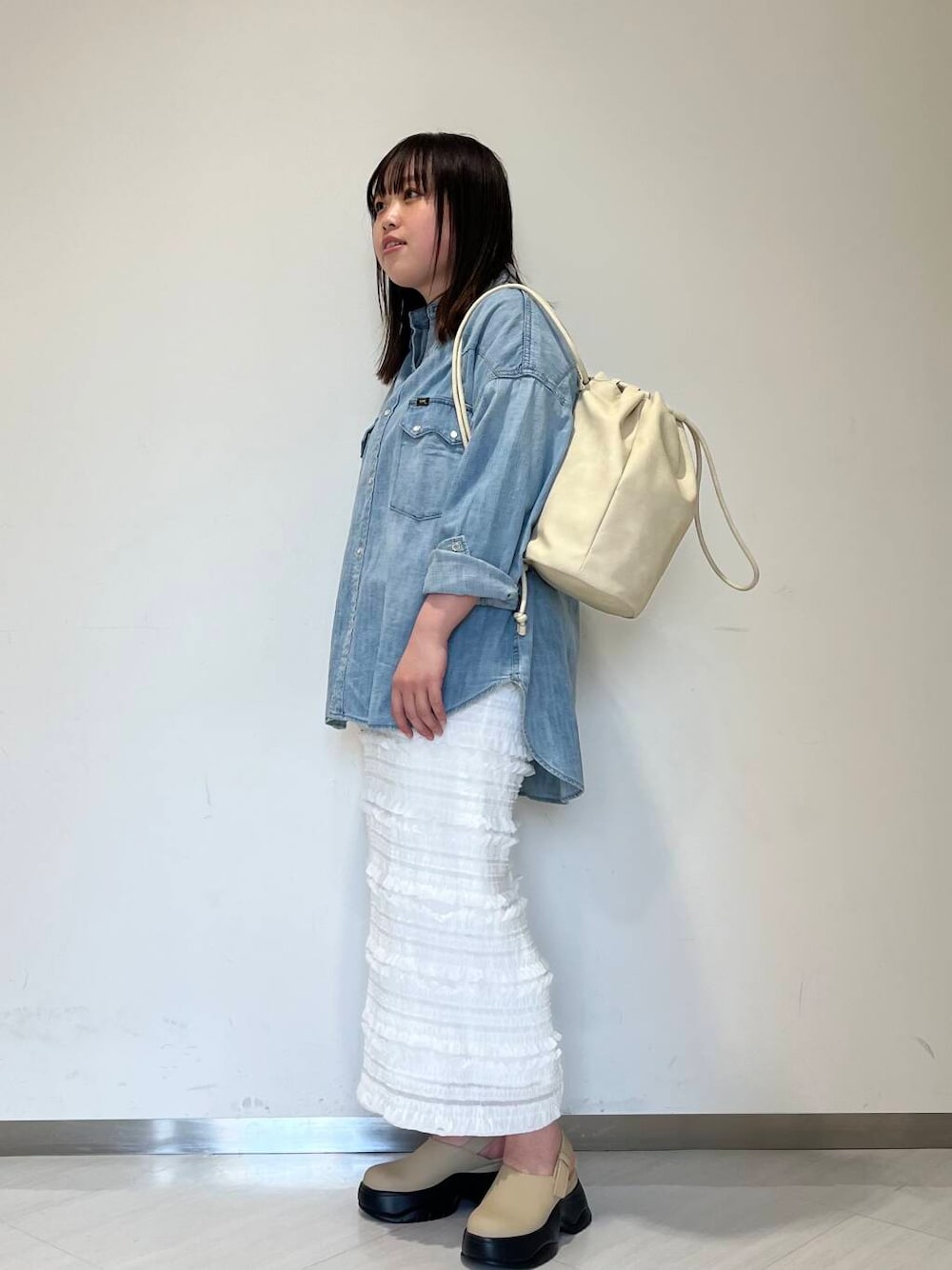 「lee、デニム、ゆるコーデ、シンプルコーデ、KBF、newarrival、ゆったり、お出かけコーデ、体型カバー、カバー効果、25ss、私の推しデニムスタイル」｜「KBFのサボベルトサンダル（サンダル、ベージュ系）」を使った、くろさん（レディース・160cm）の春コーディネートの1枚目の写真