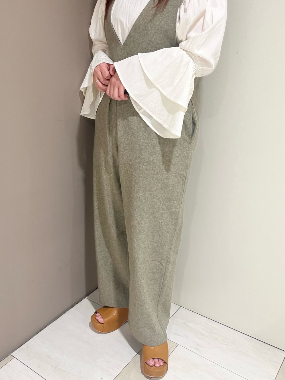 「ブラウス、KBF、kbf_ootd、オールインワン、サンダル、サロペット」｜「KBFの『UR TECH DRYLUXE』バックベルトオールインワン（サロペット/オーバーオール、ベージュ系）」を使った、くろさん（レディース・160cm）の春コーディネートの1枚目の写真