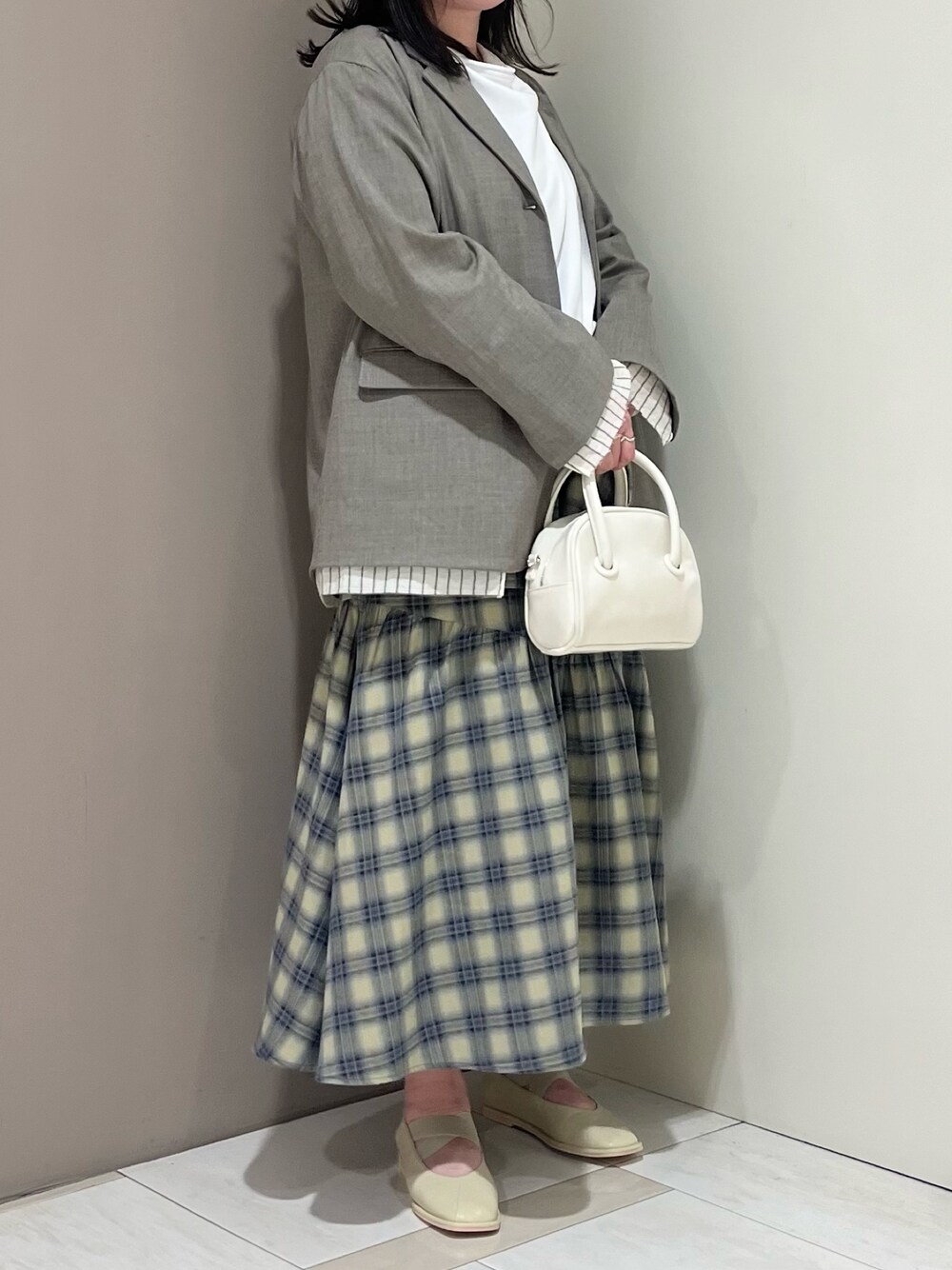 「KBF、春服コーデ、大人かわいい、春、ショルダーバッグ、チェックスカート、チェック、スウェット、ジャケットスタイル、ジャケット」｜「KBFのボーリングボストンBAG（ボストンバッグ、ホワイト系）」を使った、くろさん（レディース・160cm）の冬コーディネートの1枚目の写真