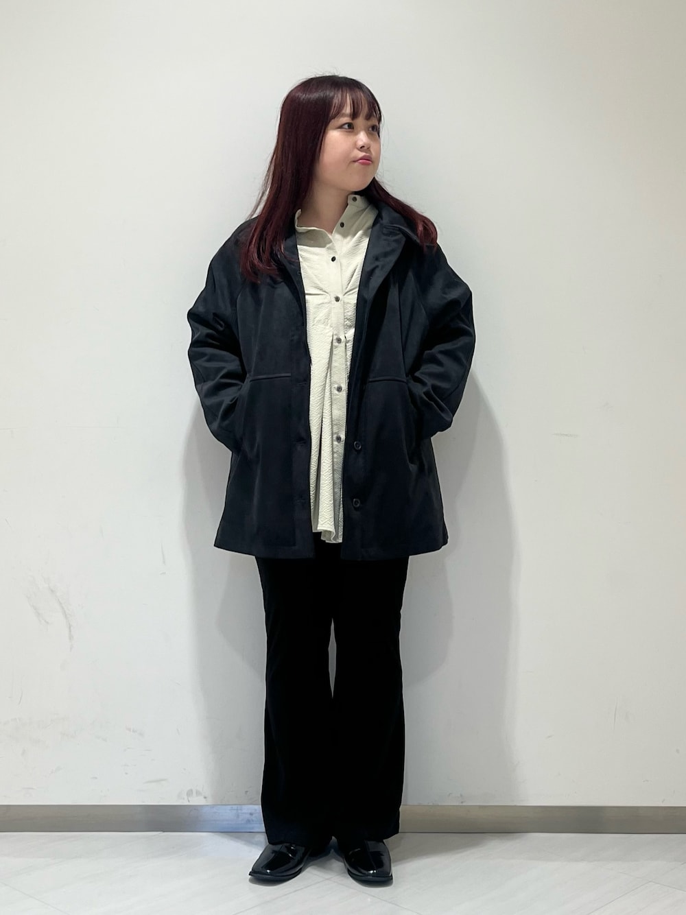 グリーン系のシャツ/ブラウス、ブラック系のその他パンツ、グレー系のカバーオールを着用したレディースの秋コーディネートの1枚目の写真