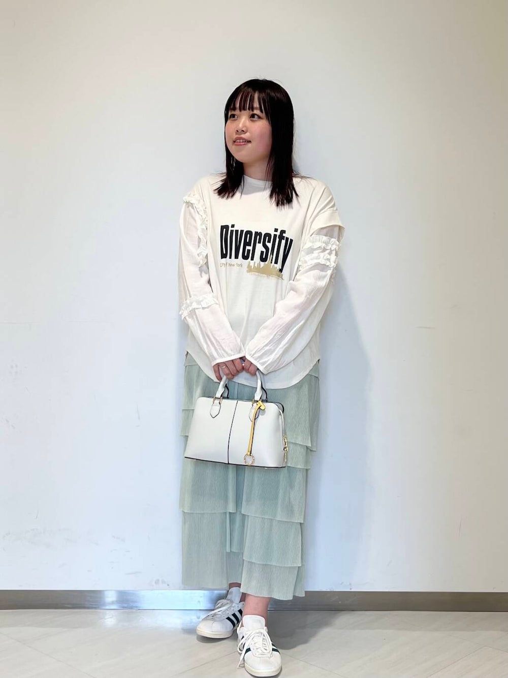 「シンプル、スニーカー、ゆるコーデ、ショルダーバッグ、ロンT、シンプルコーデ、RODESKO、KBF、adidas、春コーデ、春色、春アウター、newarrival、お出かけコーデ、体型カバー」｜「KBFのスタンドカラーBIGナイロンジャケット（ナイロンジャケット、ベージュ系）」を使った、くろさん（レディース・160cm）の春コーディネートの1枚目の写真