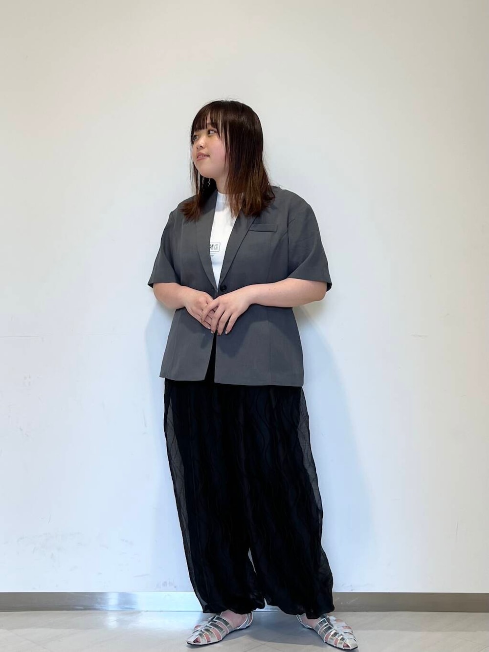 「シンプル、大人カジュアル、ゆるコーデ、シンプルコーデ、KBF、春コーデ、newarrival、休日スタイル、ゆったり、モノトーンコーデ、お出かけコーデ、体型カバー、カバー効果、25ss」｜「KBFのウェーブバルーンパンツ（その他パンツ、ブラック系）」を使った、くろさん（レディース・160cm）の春コーディネートの1枚目の写真