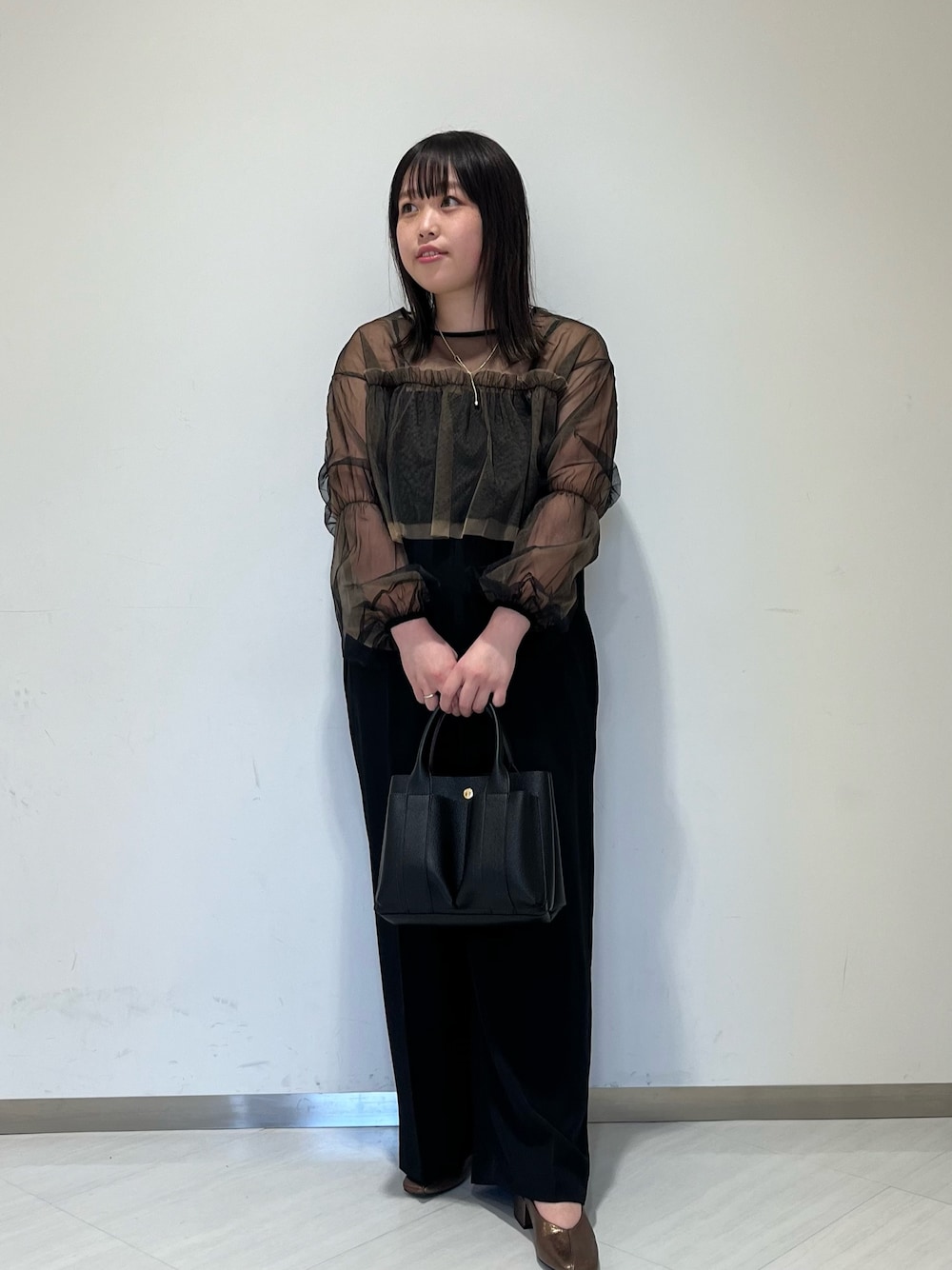 「オトナ女子、春、KBF、キレイめ、オケージョン、サロペット、シアートップス、メタリック、ブラウン、ショルダーバッグ、RODE SKO、結婚式」｜「KBFのチュールブラウスSETベアサロペット（サロペット/オーバーオール、ブラック系）」を使った、くろさん（レディース・160cm）の冬コーディネートの1枚目の写真
