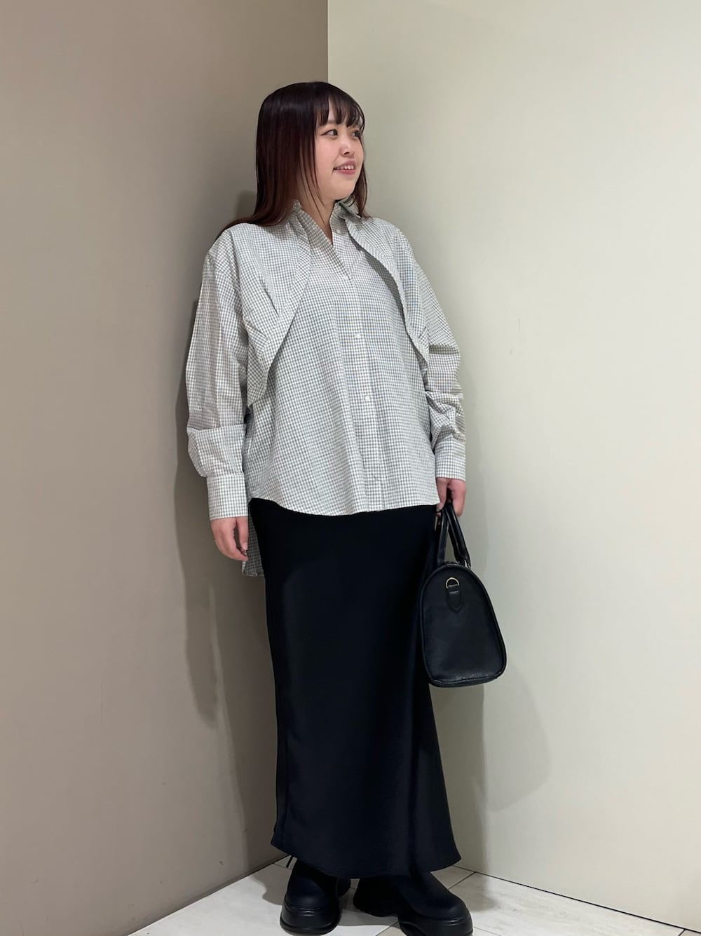 「今日のコーデ、KBF、ラフコーデ、春服、モノトーンコーデ、ラクチンコーデ、チェックシャツ、ロングスカート、シャツスタイル」｜「KBFのチェックレイヤードBIGシャツ（シャツ/ブラウス、ホワイト系）」を使った、くろさん（レディース・160cm）の冬コーディネートの1枚目の写真