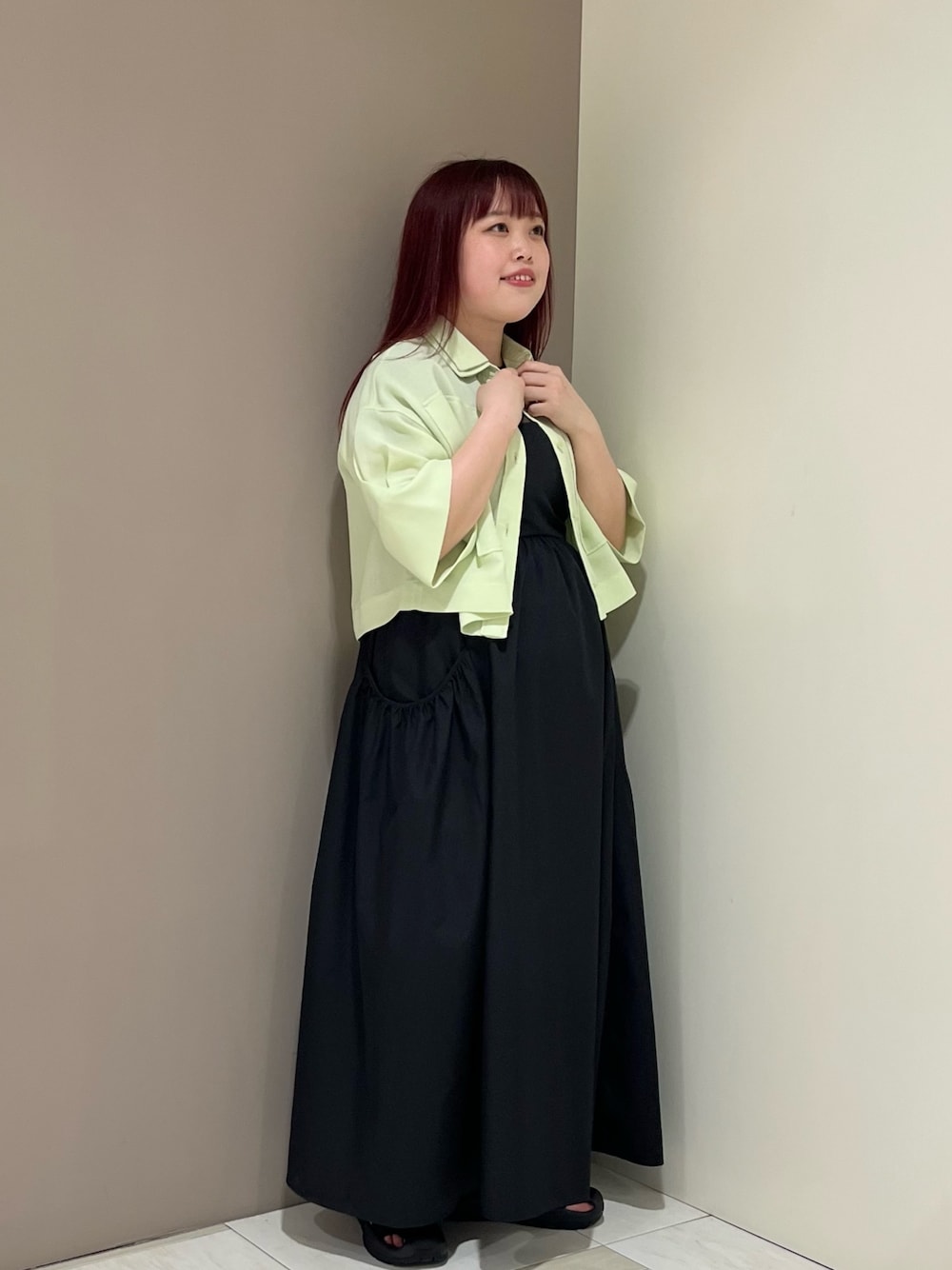 「シンプルコーデ、キャミワンピ、KBF、kbf_ootd、お出かけコーデ、ブラック、春夏コーデ、シンプル、シャツ、春カラー」｜「KBFのレイヤードカラーシャツ（シャツ/ブラウス、グリーン系）」を使った、くろさん（レディース・160cm）の春コーディネートの1枚目の写真