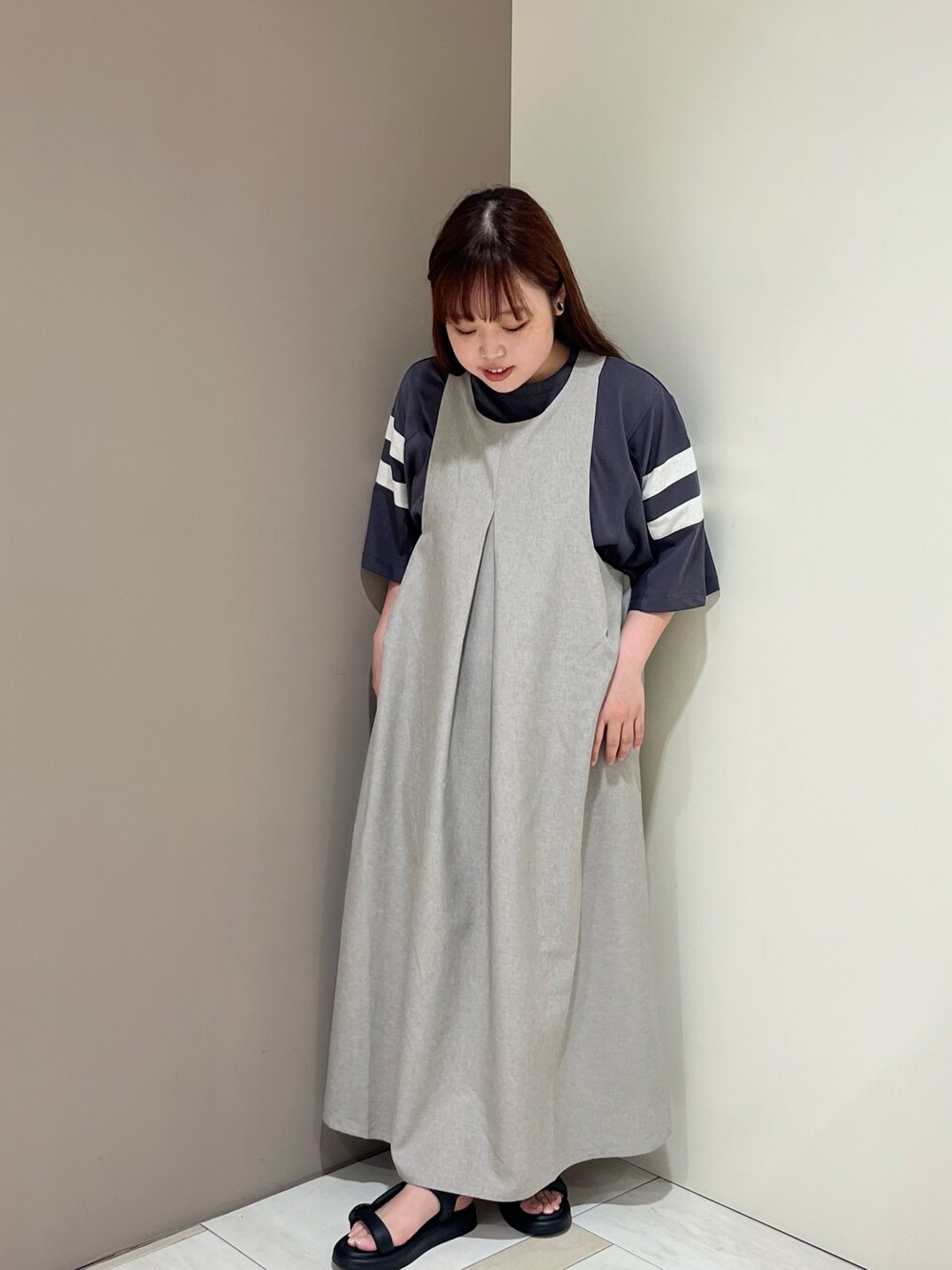 「KBF、Tシャツ、ワンピース、サンダル、夏だ！Tシャツ着よう！、夏コーデ、ラフコーデ、オトナカワイイ、オトナカジュアル、シンプルスタイル、ラクチンコーデ、RODE SKO、ゆったりコーデ」｜「KBFの2WAYバックストラップワンピース（ワンピース、ベージュ系）」を使った、くろさん（レディース・160cm）の夏コーディネートの1枚目の写真