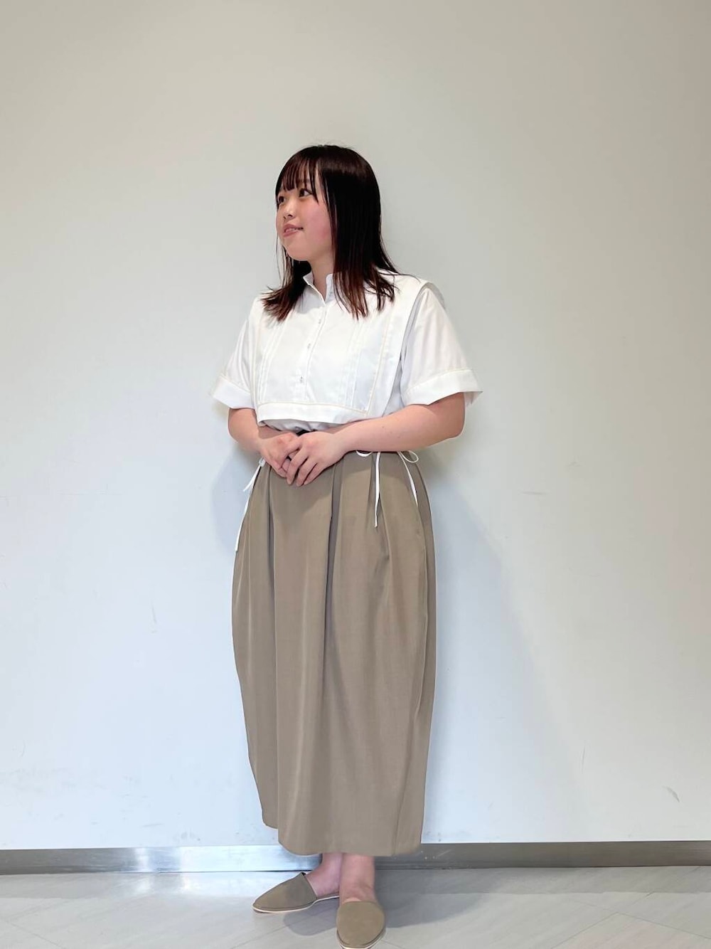 「シンプル、ゆるコーデ、ショルダーバッグ、シンプルコーデ、ブラウス、RODESKO、KBF、春コーデ、newarrival、休日スタイル、ゆったり、お出かけコーデ、体型カバー、カバー効果、25ss」｜「RODE SKOのヨコナガボストンバッグ（ボストンバッグ、ホワイト系）」を使った、くろさん（レディース・160cm）の春コーディネートの1枚目の写真