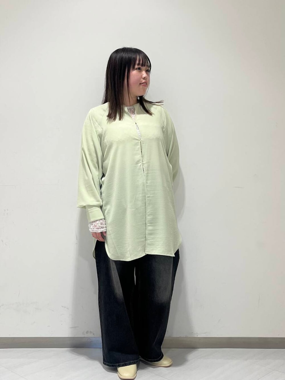 「シンプル、デニム、ゆるコーデ、シンプルコーデ、KBF、春色、newarrival、ゆったり、お出かけコーデ、体型カバー、スタッフのこれ買いました、25ss」｜「KBFの『低身長向けも展開』ペインターWIDEデニム（デニムパンツ、ブラック系）」を使った、くろさん（レディース・160cm）の春コーディネートの1枚目の写真