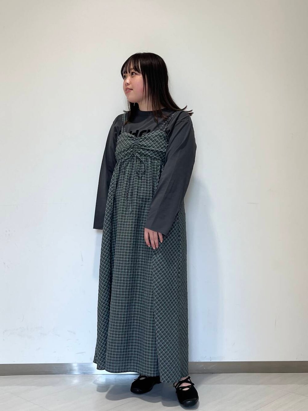 「ワンピース、キャミワンピース、大人カジュアル、チェック、ゆるコーデ、シンプルコーデ、RODESKO、KBF、春色、春アウター、newarrival、ゆったり、お出かけコーデ、体型カバー、25ss」｜「KBFのパッチワークロゴTEE（Tシャツ/カットソー、グレー系）」を使った、くろさん（レディース・160cm）の春コーディネートの1枚目の写真
