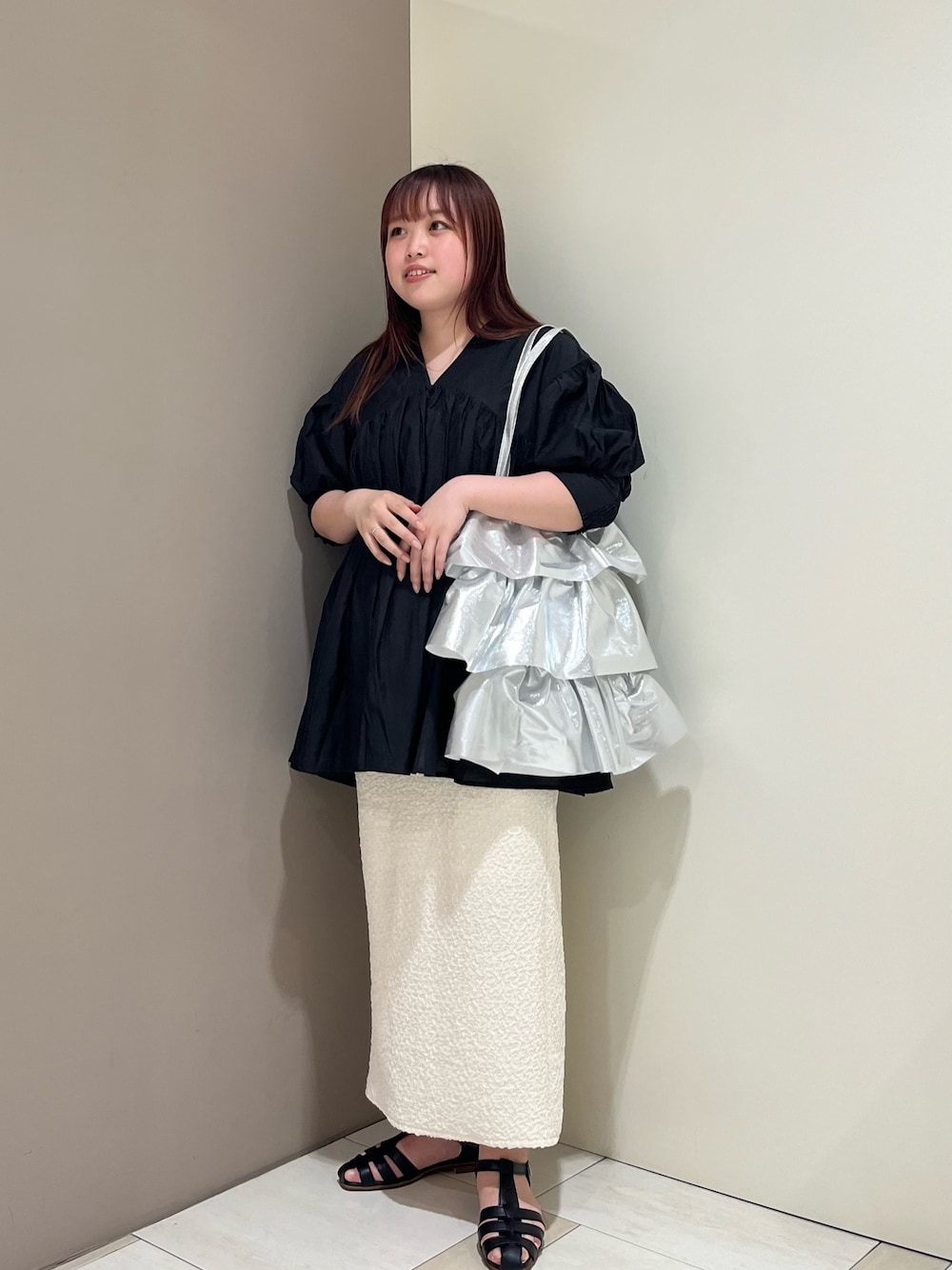 「デートコーデ、KBF、kbf_ootd、ミニワンピ、モノトーン、グルカサンダル、タイトスカート、ワンピース、休日スタイル、大人かわいい、シンプルスタイル」｜「RODE SKOのフリルメタリックトート（トートバッグ、シルバー系）」を使った、くろさん（レディース・160cm）の春コーディネートの1枚目の写真