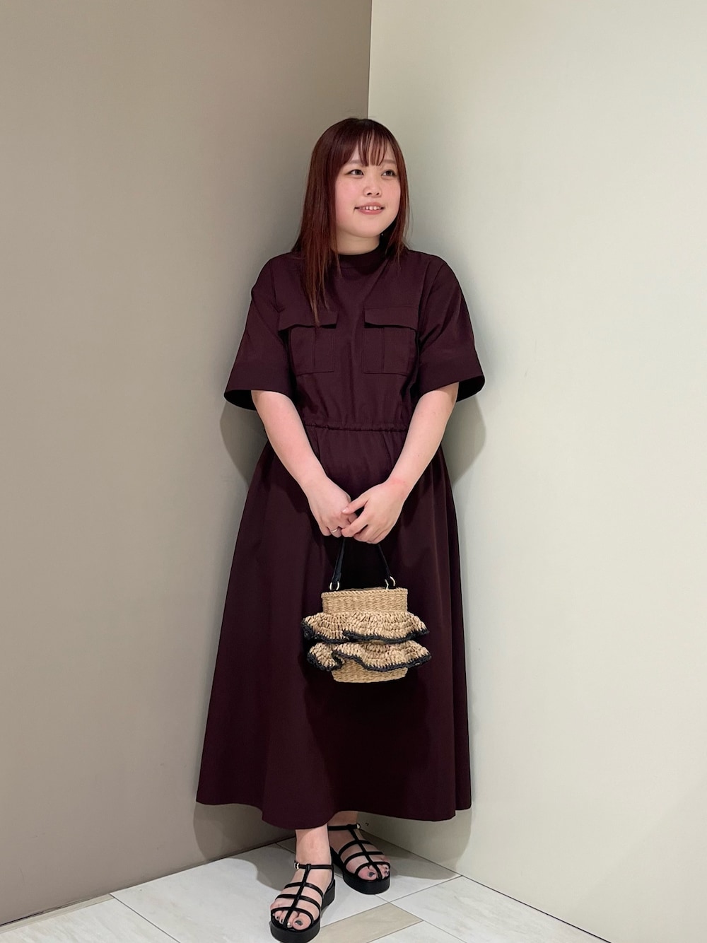 「きれいめカジュアル、フリル、ワンピース、RODE SKO、サンダル、KBF、ラクチンコーデ、ロングワンピース、ショルダーバッグ、かごバッグ、体型カバー」｜「KBFのポケットディティールウエストドロストワンピース（ワンピース、レッド系）」を使った、くろさん（レディース・160cm）の夏コーディネートの1枚目の写真