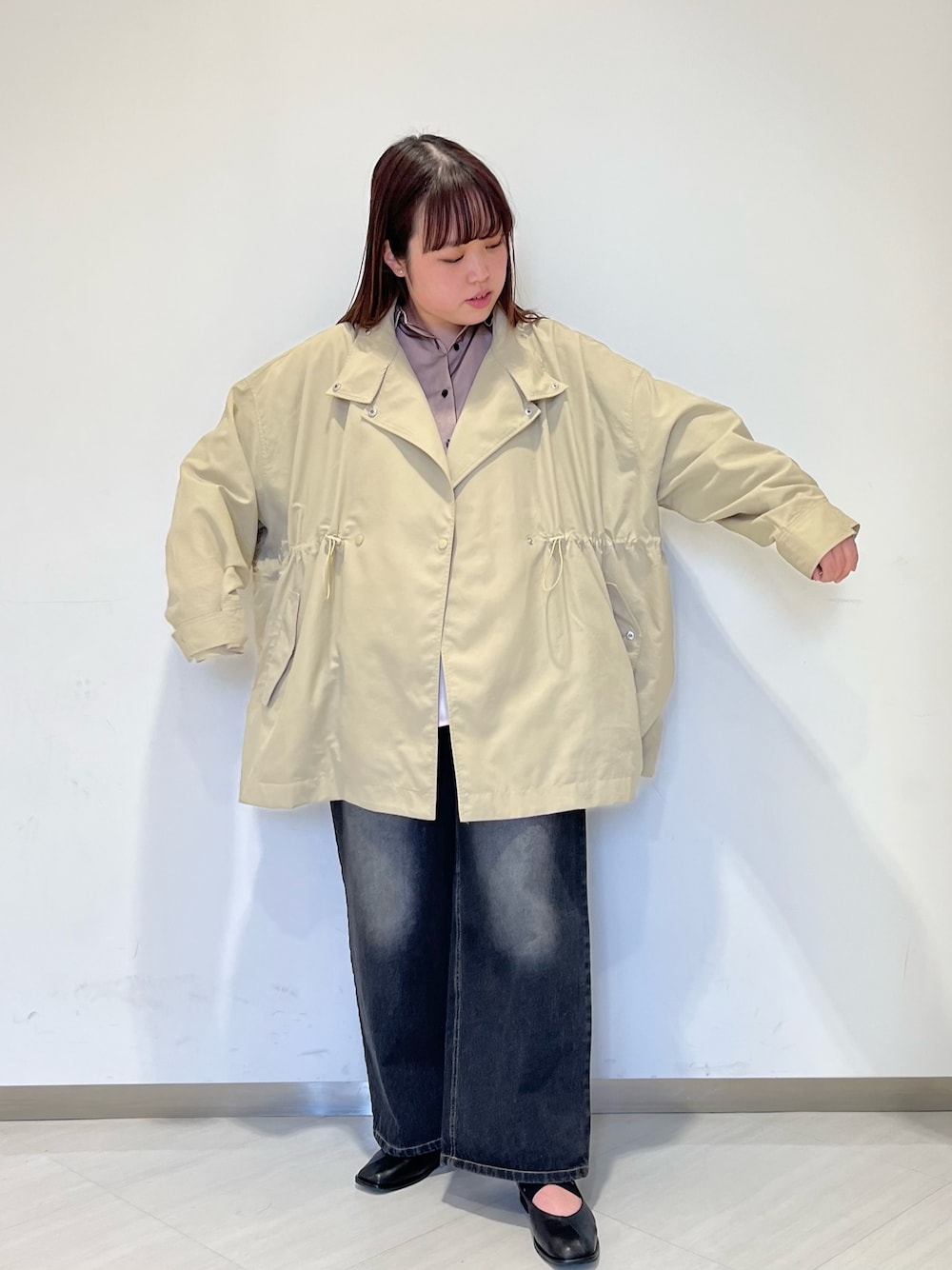 「パンツコーデ、春服、休日スタイル、オトナ女子、楽チンコーデ、春、KBF、春色、ピンク、デニムパンツ、デニム」｜「KBFのスタンドカラーBIGナイロンジャケット（ナイロンジャケット、ベージュ系）」を使った、くろさん（レディース・160cm）の冬コーディネートの1枚目の写真