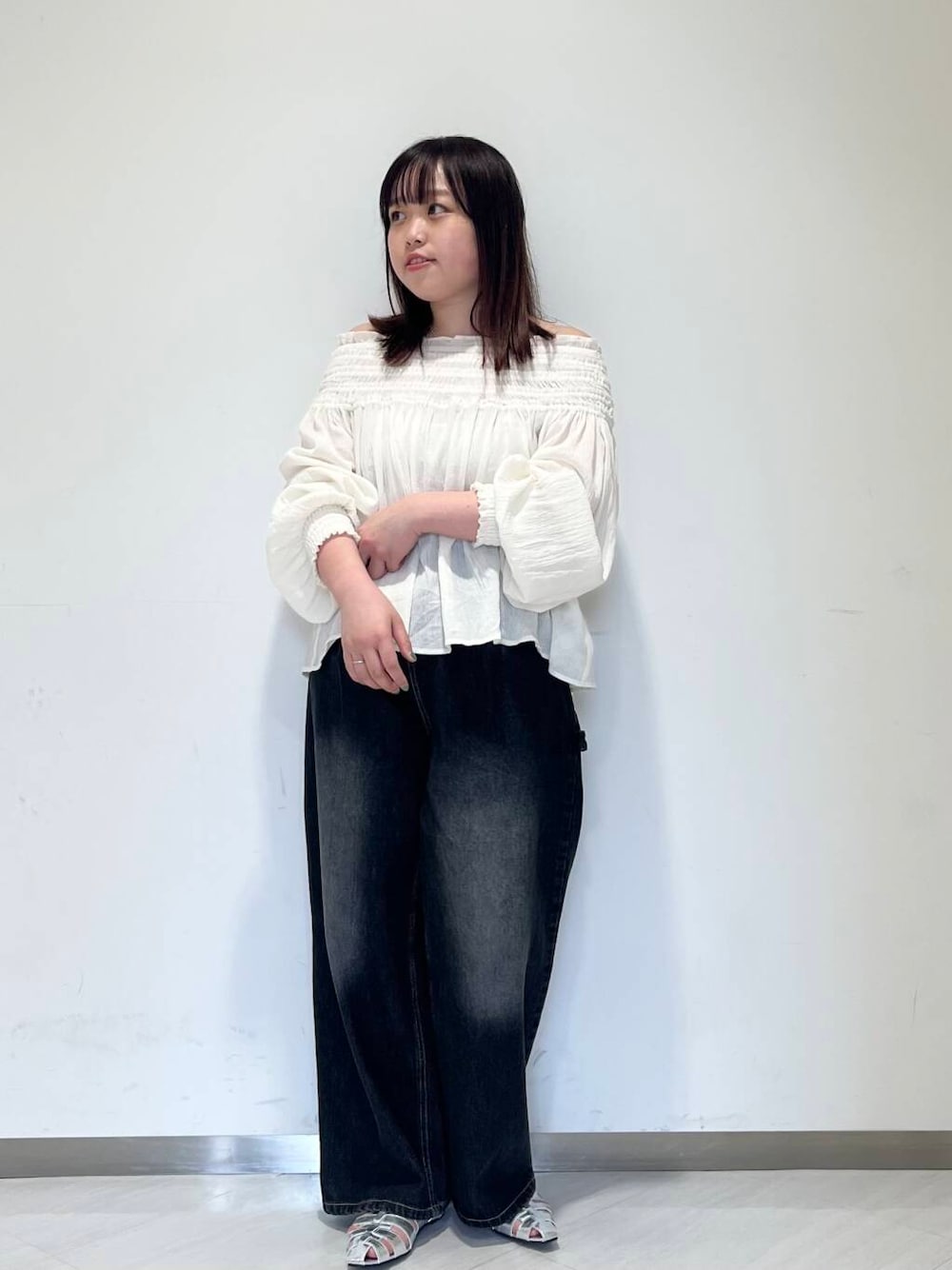 「シンプル、大人カジュアル、ゆるコーデ、シンプルコーデ、ブラウス、RODESKO、KBF、春コーデ、newarrival、休日スタイル、ゆったり、お出かけコーデ、体型カバー、カバー効果、25ss」｜「KBFの『低身長向けも展開』ペインターWIDEデニム（デニムパンツ、ブラック系）」を使った、くろさん（レディース・160cm）の春コーディネートの1枚目の写真