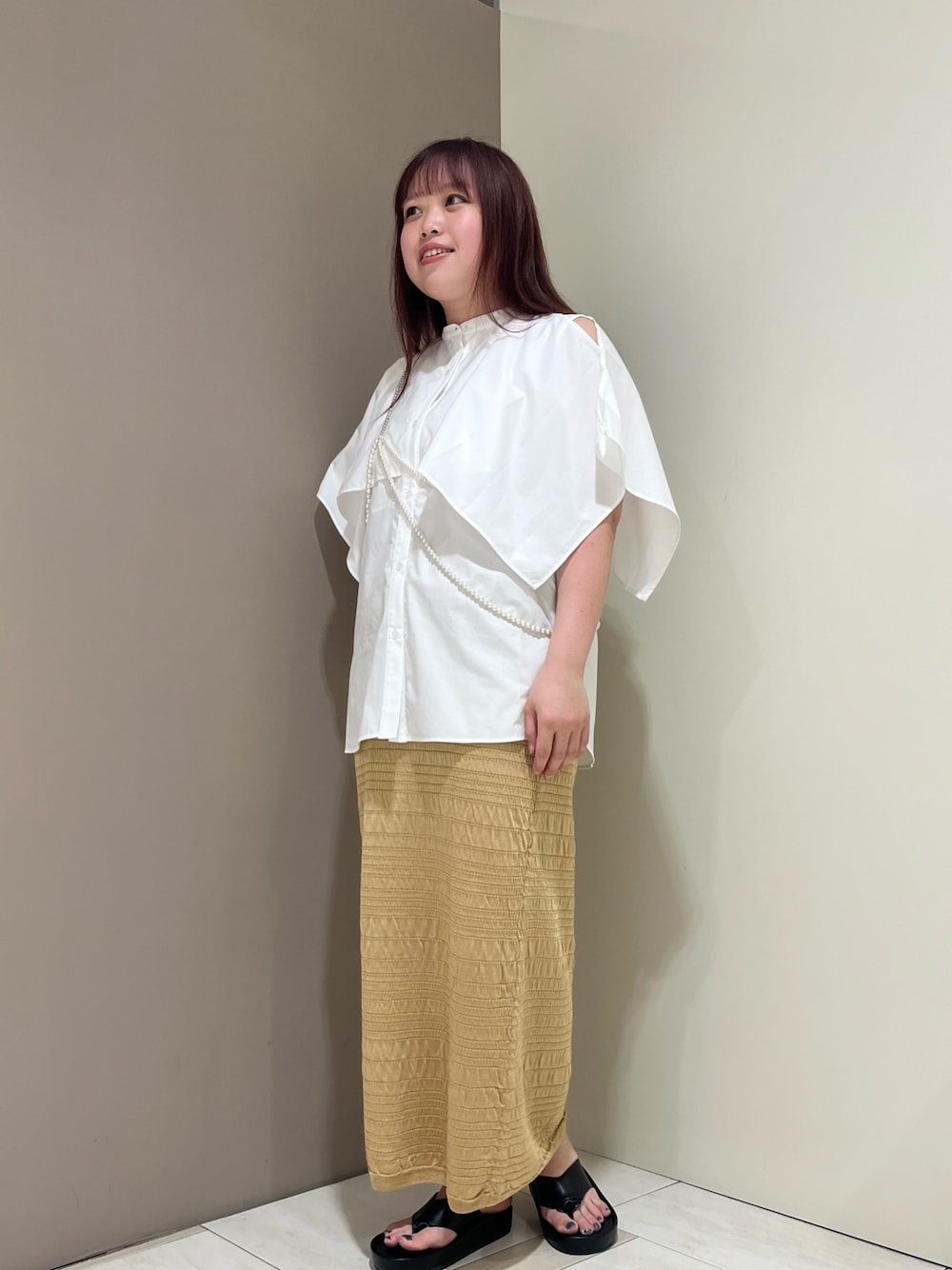 「KBF、kbf_ootd、シャツスタイル、サンダルコーデ、キレイめ、ラクチンコーデ、夏コーデ、ロングスカート、ゆったりコーデ」｜「KBFのIラインシャーリングニットスカート（スカート、ゴールド系）」を使った、くろさん（レディース・160cm）の春コーディネートの1枚目の写真