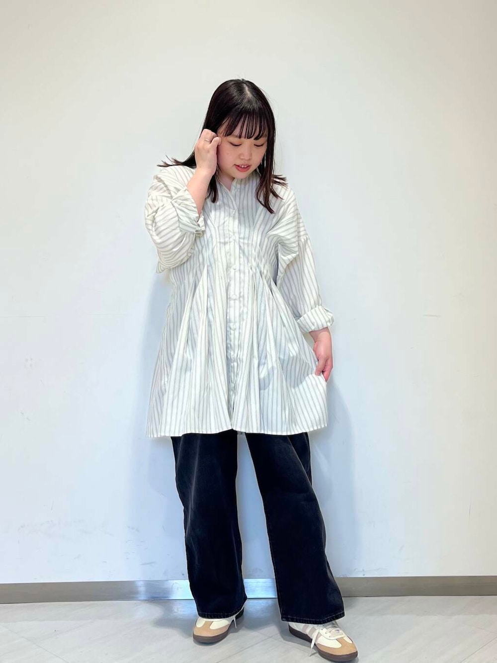 「ワンピース、大人カジュアル、デニム、スニーカー、ストライプシャツ、ゆるコーデ、KBF、adidas、春色、newarrival、ゆったり、体型カバー、カバー効果、スタッフのこれ買いました、25ss」｜「KBFの『3サイズ展開』BIGポケットデザインデニム（デニムパンツ、ブラック系）」を使った、くろさん（レディース・160cm）の冬コーディネートの1枚目の写真