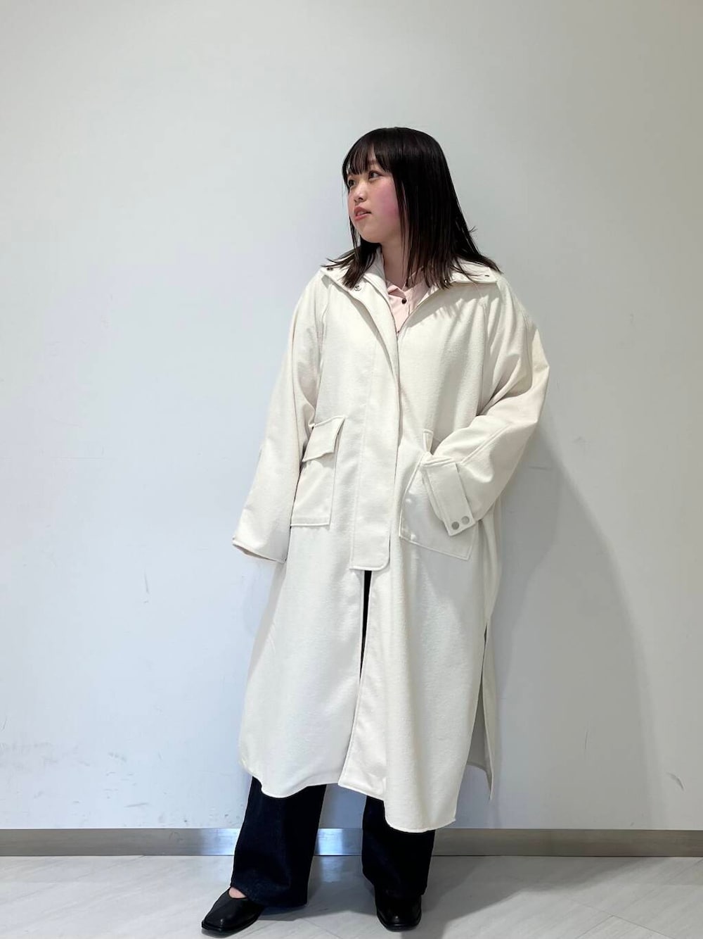 「シンプル、大人カジュアル、デニム、カジュアル、ゆるコーデ、シンプルコーデ、kbf_ootd、KBF、春アウター、newarrival、ゆったり、ラフコーデ、お出かけコーデ、体型カバー、カバー効果」｜「KBFのクロスバレエスリッポン（バレエシューズ、ブラック系）」を使った、くろさん（レディース・160cm）の冬コーディネートの1枚目の写真
