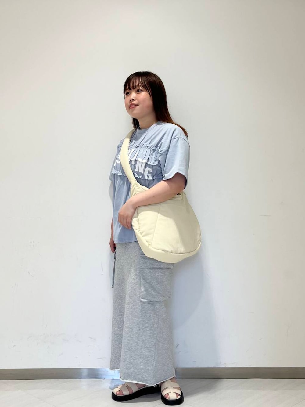 「シンプル、大人カジュアル、ゆるコーデ、ショルダーバッグ、シンプルコーデ、サンダル、RODESKO、KBF、newarrival、休日スタイル、ゆったり、ラフコーデ、お出かけコーデ、体型カバー、カバー効果」｜「KBFのシャーリングリメイクTEE（Tシャツ/カットソー、ブルー系）」を使った、くろさん（レディース・160cm）の春コーディネートの1枚目の写真