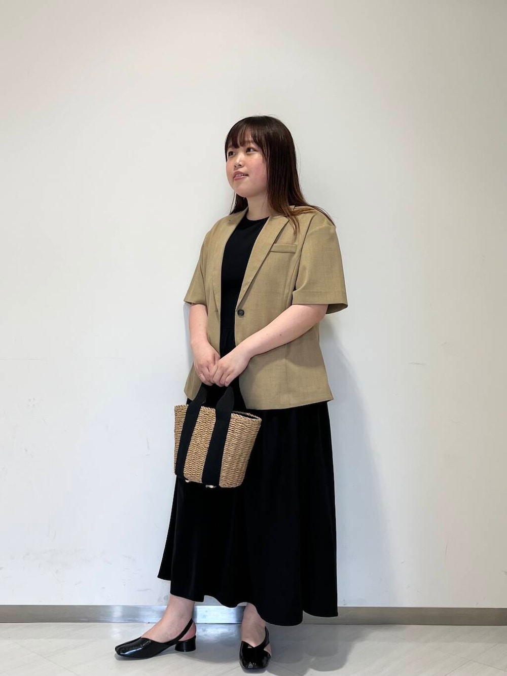 「シンプル、ゆるコーデ、シンプルコーデ、RODESKO、KBF、newarrival、休日スタイル、ゆったり、お出かけコーデ、体型カバー、カバー効果、初夏のお出掛けコーデ、25ss」｜「RODE SKOのナチュラルカゴバッグ（ハンドバッグ、ベージュ系）」を使った、くろさん（レディース・160cm）の春コーディネートの1枚目の写真