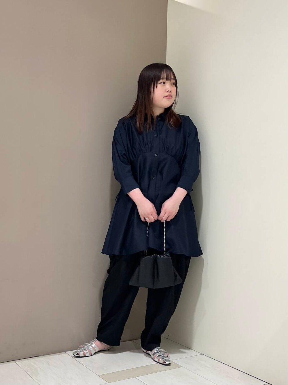 「シンプル、大人カジュアル、ゆるコーデ、ショルダーバッグ、シンプルコーデ、KBF、newarrival、休日スタイル、ゆったり、シアーシャツ、ラフコーデ、お出かけコーデ、体型カバー、カバー効果、初夏のお出掛けコーデ」｜「KBFのボールチェーンギャザーBAG（ハンドバッグ、ブラック系）」を使った、くろさん（レディース・160cm）の春コーディネートの1枚目の写真