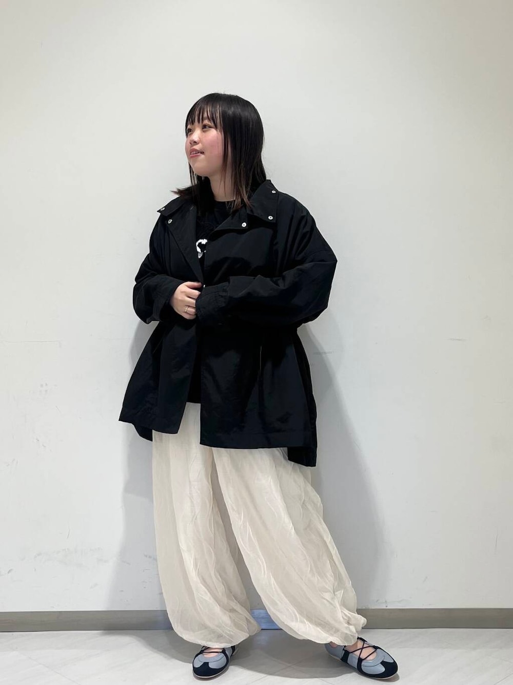 「シンプル、モノトーン、ゆるコーデ、シンプルコーデ、KBF、春アウター、newarrival、ラフコーデ、お出かけコーデ、体型カバー、スタッフのこれ買いました、25ss」｜「KBFのフラットバレエスニーカー（スニーカー、ブルー系）」を使った、くろさん（レディース・160cm）の春コーディネートの1枚目の写真