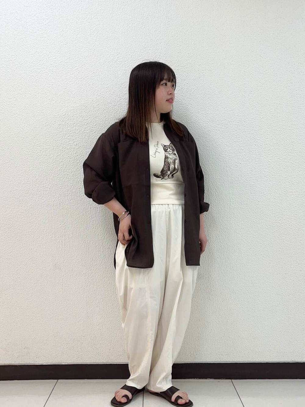 「シンプル、大人カジュアル、ゆるコーデ、ショルダーバッグ、シンプルコーデ、KBF、newarrival、ゆったり、シアーシャツ、お出かけコーデ、体型カバー、カバー効果、初夏のお出掛けコーデ、25ss」｜「KBFのダブルスリムショルダーBAG（ショルダーバッグ、ホワイト系）」を使った、くろさん（レディース・160cm）の春コーディネートの1枚目の写真