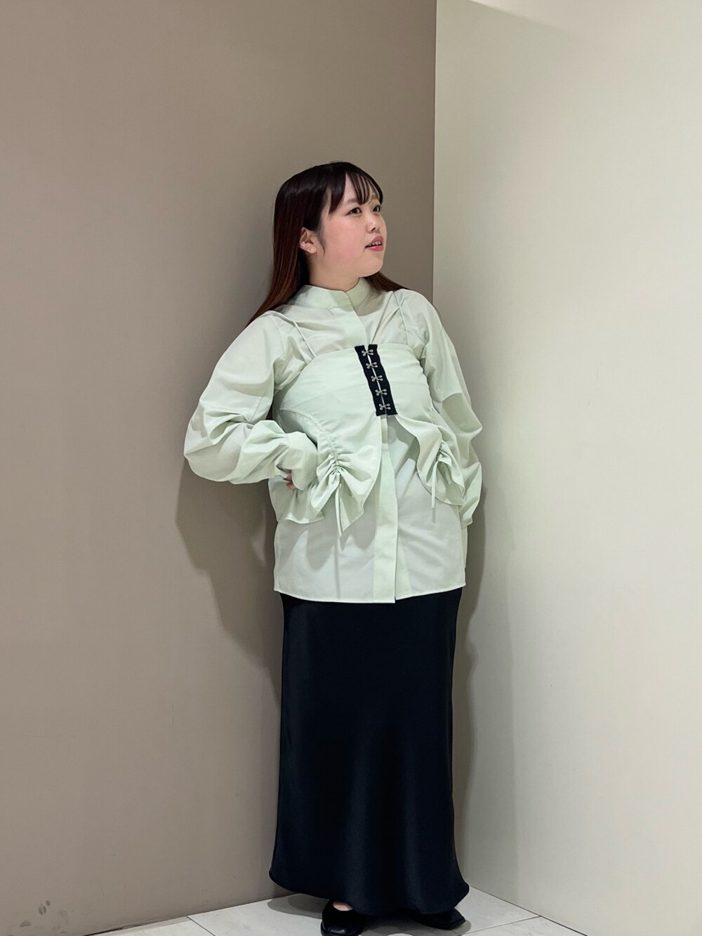 「シンプル、おでかけコーデ、KBF、大人かわいい、春服、ブラック、スカート、ロングスカート、ブラウス、ビスチェ、バレエシューズ」｜「KBFのホックビスチェSETブラウス（シャツ/ブラウス、グリーン系）」を使った、くろさん（レディース・160cm）の冬コーディネートの1枚目の写真