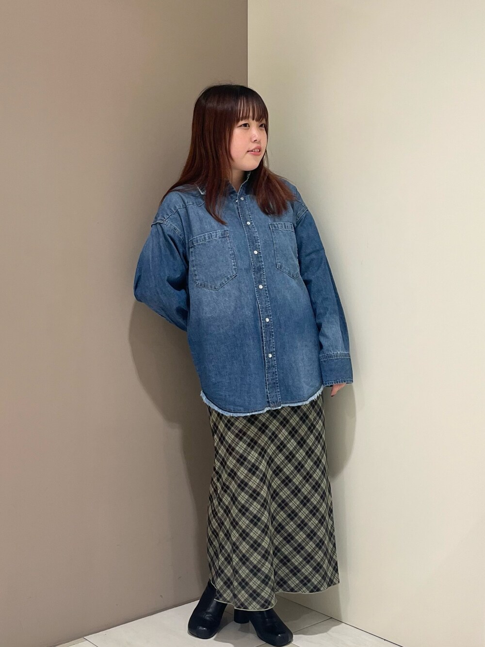 「チェック、KBF、デニム、オーバーサイズ、ロングスカート、ゆるコーデ、ブーツ、秋コーデ、ショルダーバッグ、大人女子、秋冬コーデ」｜「KBFのオーバーデニムシャツ（シャツ/ブラウス、ブルー系）」を使った、くろさん（レディース・160cm）の秋コーディネートの1枚目の写真