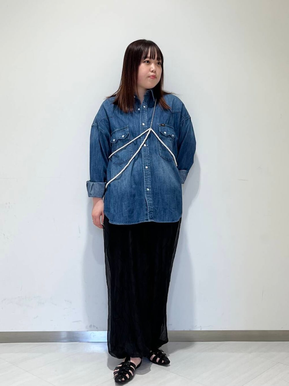 「シンプル、大人カジュアル、デニム、ゆるコーデ、シンプルコーデ、KBF、春コーデ、newarrival、休日スタイル、ゆったり、デニムシャツ、ラフコーデ、お出かけコーデ、体型カバー、カバー効果」｜「KBFの『別注』Lee101×KBF　SHIRTS（シャツ/ブラウス、ブルー系）」を使った、くろさん（レディース・160cm）の春コーディネートの1枚目の写真