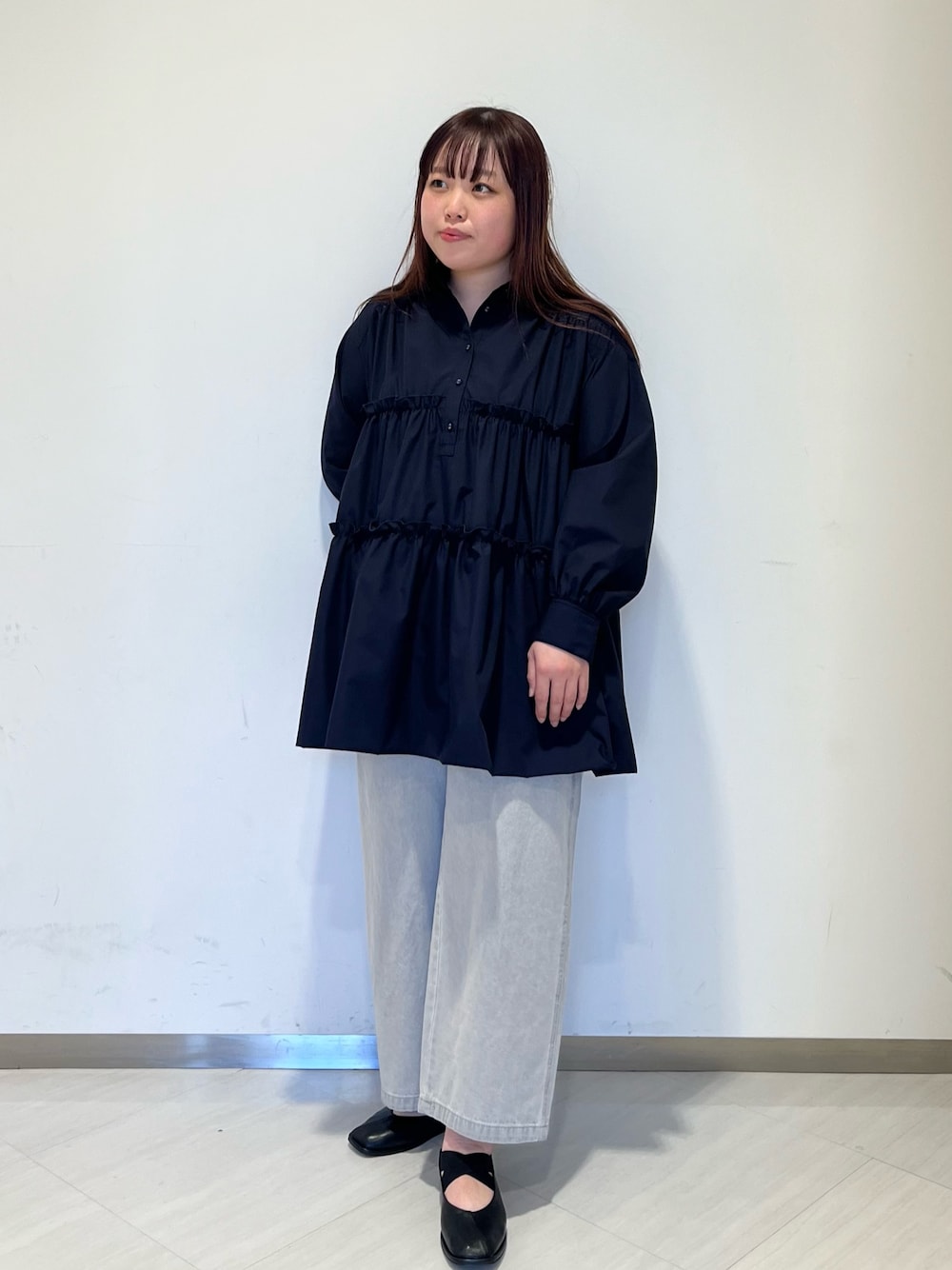 「大人コーデ、休日スタイル、シンプル、ootd、KBF、ミニワンピ、デニム、春コーデ、体型カバー、ゆったり」｜「KBFのティアードバルーンミニワンピース（ワンピース、ブルー系）」を使った、くろさん（レディース・160cm）の冬コーディネートの1枚目の写真