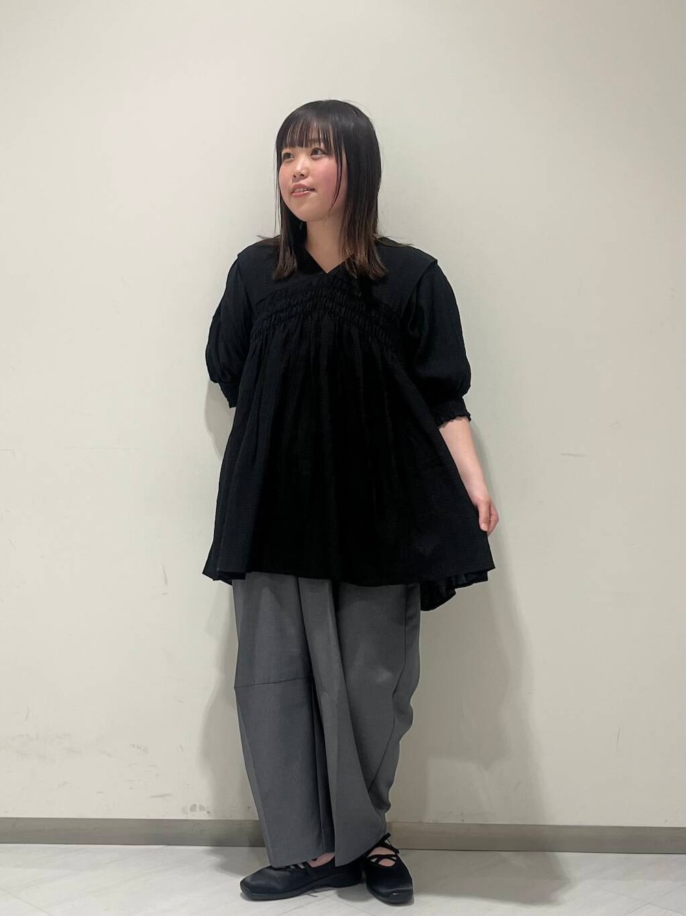 「ワンピース、モノトーン、ゆるコーデ、シンプルコーデ、RODESKO、KBF、newarrival、ラフコーデ、お出かけコーデ、体型カバー、スタッフのこれ買いました、25ss」｜「KBFのカーブイージースラックス（その他パンツ、グレー系）」を使った、くろさん（レディース・160cm）の春コーディネートの1枚目の写真