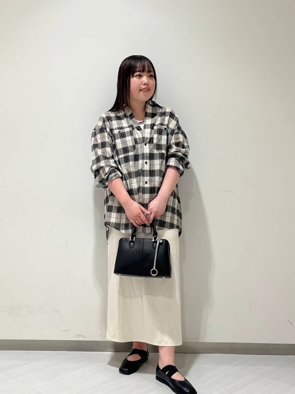 「シンプル、チェック、ゆるコーデ、ショルダーバッグ、シンプルコーデ、RODESKO、KBF、newarrival、ゆったり、お出かけコーデ、体型カバー、カバー効果、スタッフのこれ買いました、25ss」｜「KBFのクロスバレエスリッポン（バレエシューズ、ブラック系）」を使った、くろさん（レディース・160cm）の春コーディネートの1枚目の写真