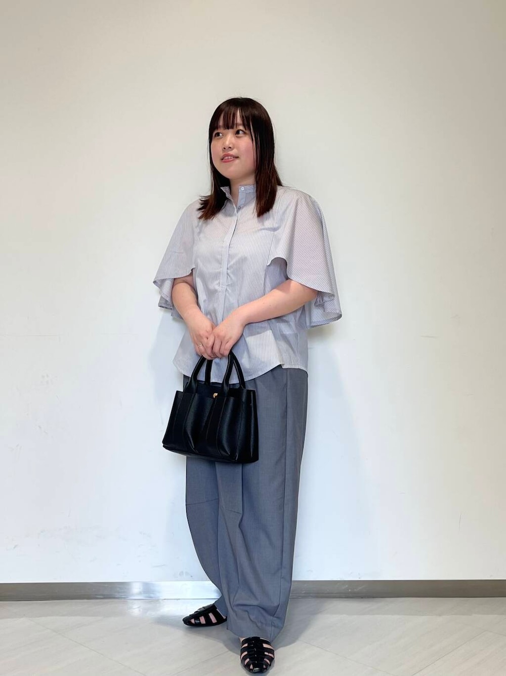 「シンプル、ゆるコーデ、ショルダーバッグ、シンプルコーデ、ブラウス、RODESKO、KBF、春コーデ、newarrival、ゆったり、お出かけコーデ、体型カバー、最旬オフィスコーデ、カバー効果、25ss」｜「RODE SKOのプチダブルポケットトートバッグ（トートバッグ、ブラック系）」を使った、くろさん（レディース・160cm）の春コーディネートの1枚目の写真