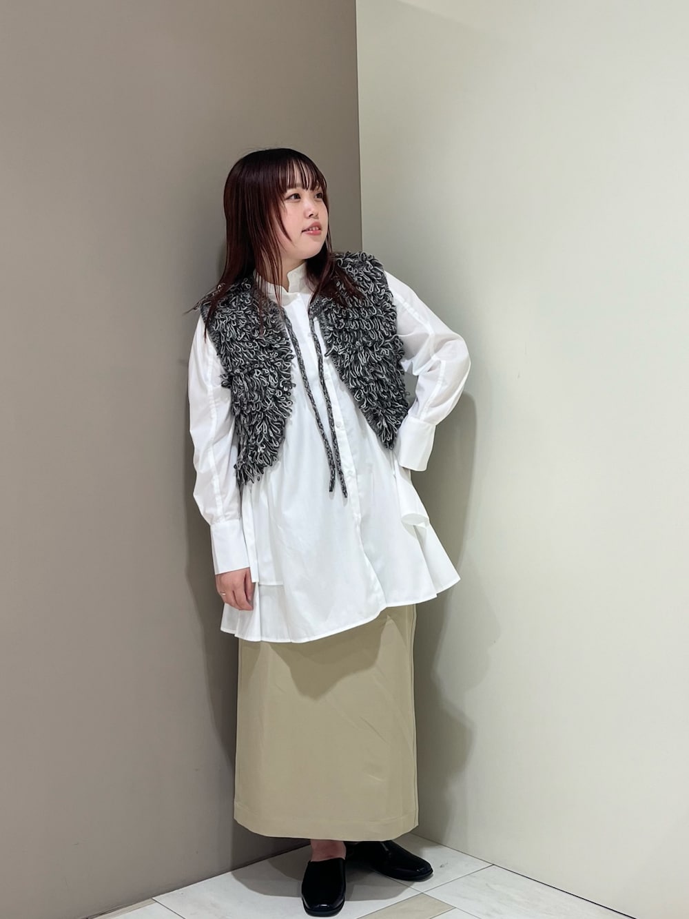 「KBF、レイヤードスタイル、お出かけコーデ、ワンピース、タイトスカート、大人女子、シンプルコーデ、初秋コーデ、ニットコーデ、ベスト」｜「KBFのループニットベスト（ベスト、ブラック系）」を使った、くろさん（レディース・160cm）の夏コーディネートの1枚目の写真