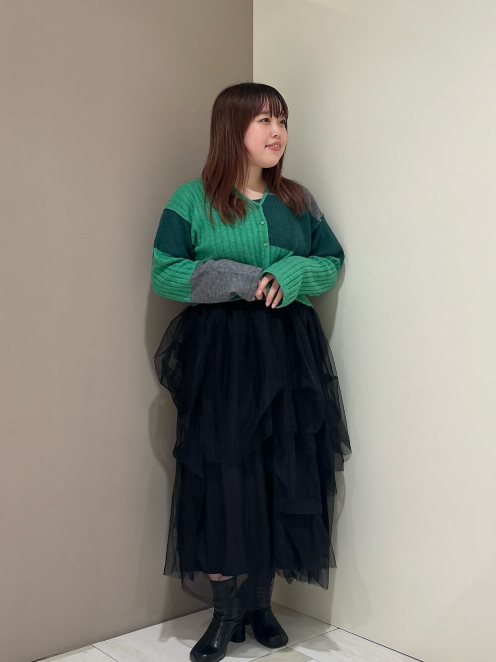 「KBF、RODE SKO、お出かけコーデ、ブーツ、チュールスカート、カーディガン、グリーン、ブラック、楽ちんコーデ、ショートブーツ」｜「KBFのランダムチュールボリュームスカート（スカート、ブラック系）」を使った、くろさん（レディース・160cm）の夏コーディネートの1枚目の写真
