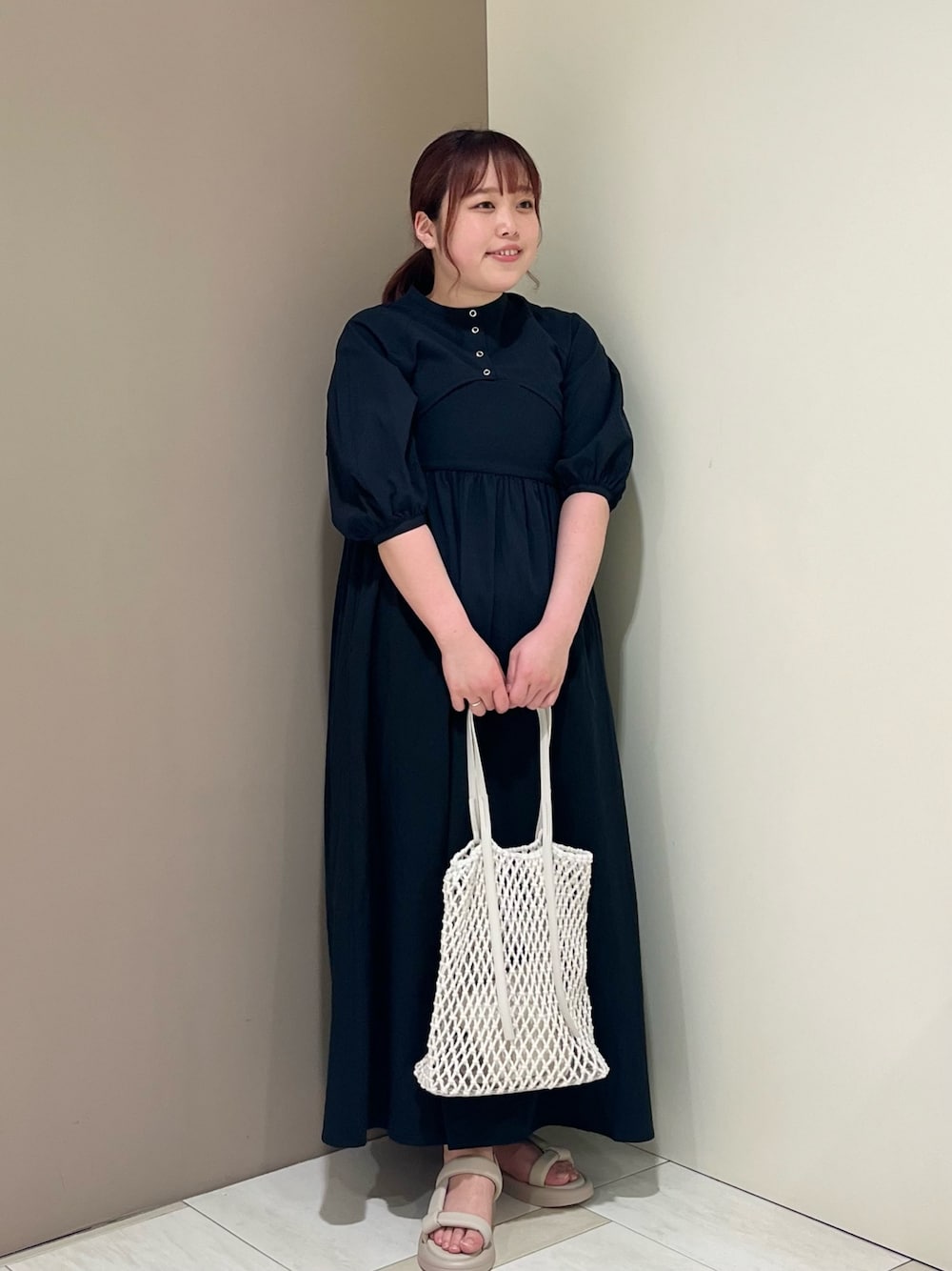 「KBF、お出かけコーデ、ワンピース、春のNewスタイル、セットアイテム、キャミワンピ、トートバッグ、サンダル、ワンピーススタイル」｜「KBFのパフスリーブセパレートワンピース（ワンピース、ブラック系）」を使った、くろさん（レディース・160cm）の春コーディネートの1枚目の写真