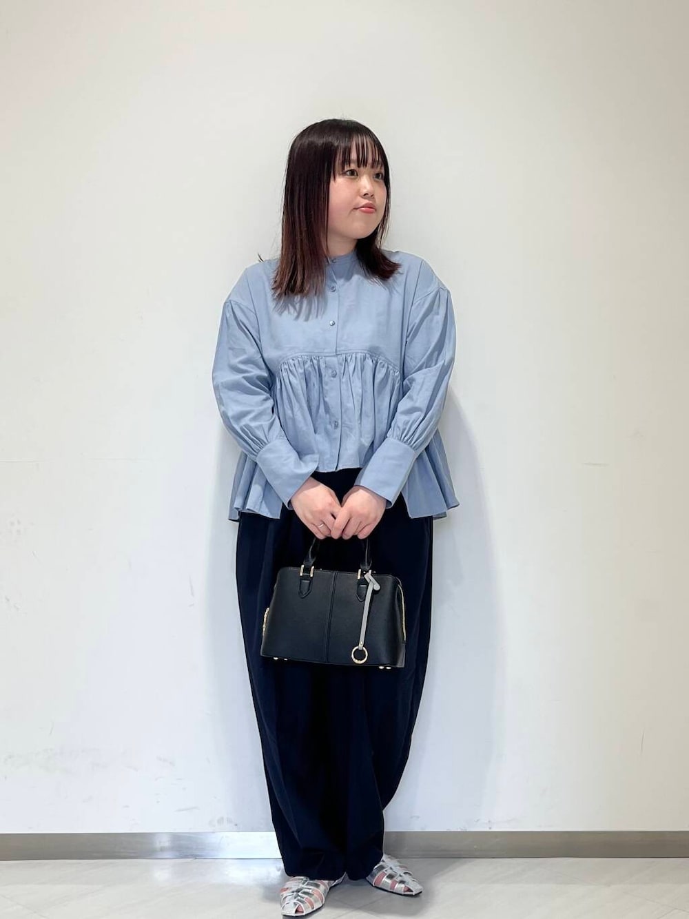 「シンプル、ショルダーバッグ、シンプルコーデ、ブラウス、RODESKO、KBF、春コーデ、newarrival、体型カバー、最旬オフィスコーデ、25ss」｜「RODE SKOのセンターステッチハンドバッグ（ハンドバッグ、ブラック系）」を使った、くろさん（レディース・160cm）の春コーディネートの1枚目の写真