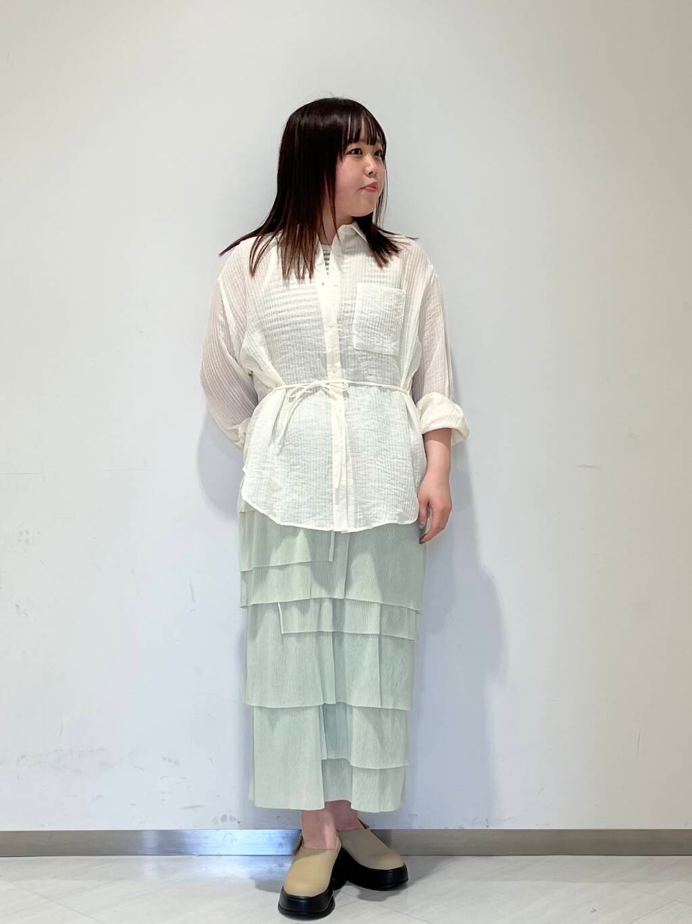 「シンプル、ゆるコーデ、シンプルコーデ、KBF、春コーデ、春色、newarrival、休日スタイル、シアーシャツ、お出かけコーデ、体型カバー、カバー効果、25ss」｜「KBFのサボベルトサンダル（サンダル、ベージュ系）」を使った、くろさん（レディース・160cm）の春コーディネートの1枚目の写真