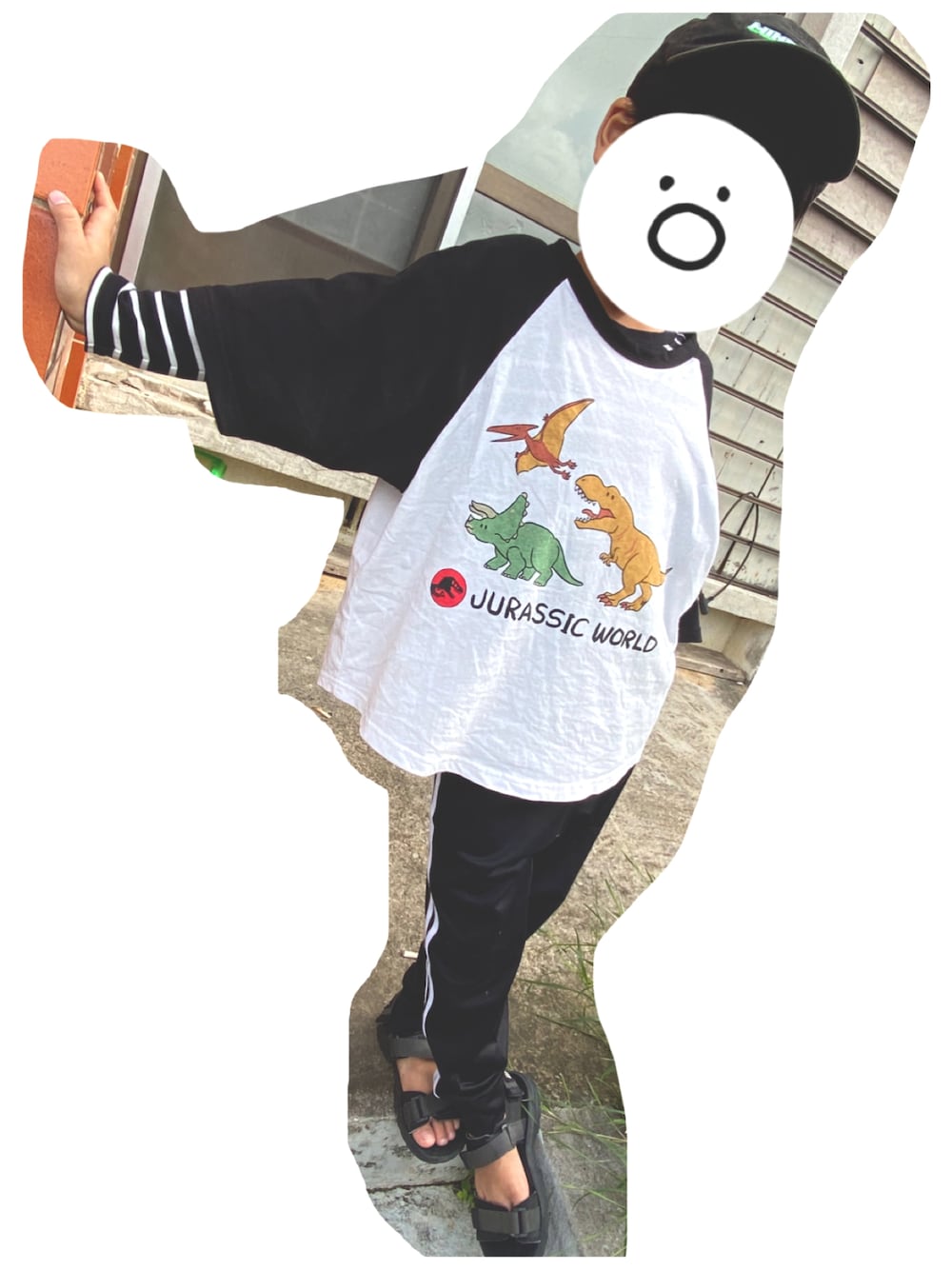 ブラック系のパンツを着用したレディースの冬コーディネートの1枚目の写真